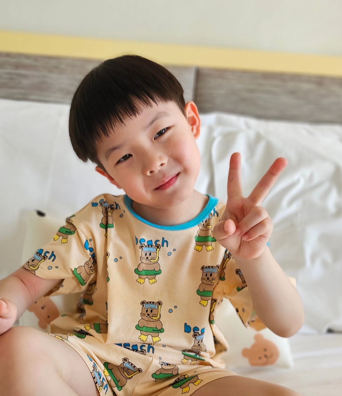 #제품제공 #로덬대박 ⠀

⠀
더운 나라로 여행와서 매일 입고있는 로토토베베 신상🌴
요건 이번 여름 신상 Best3 안에 드는 실내복으로
찰랑찰랑 시원한 소재와 스쿠버 다람이 캐릭터가 완전 취저에요🤿
넥라인에 민트컬러까지 포인트로 넘 깜찍하구요 

⠀
실내에서도 가벼운 외출에서도 입기 좋은 로토토베베🩵
지금 무신사에서 단독 행사중이니 지갑 털릴 준비하시고 둘러보세요
⤵
15만원 이상 구매시 샤인파라솔 의자세트 증정
대박이 108cm 18kg 샤인헐랭실내복 120size 착용
rototobebe
⠀

⠀
#로토토베베 #세부여행 #유아실내복 #키즈룩 #바캉스 #키즈모델