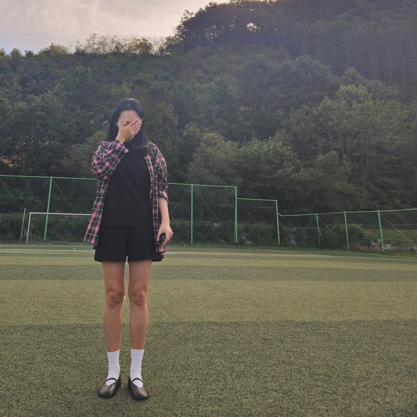 깔끔한 플랫슈즈 신찰스 요니 컴포트슈
이전부터 탐나던 메리제인을 용기내서 신어봤어요!
장목양말에 신는게 이쁘다고 해서 같이 코디하니 대 만족!

모던하고 깔끔해서 캐주얼 정장 모두 코디하기 편했어요.
소가죽이라 튼튼하고 은은한 광택이 최고!

발뒤꿈치가 약한 저도 푹신한 쿠션 덕분에 편하게 신을 수 있었어요!! 이번 가을소풍 데일리템으로 선택!

이제 신발걱정은 없겠어요!!

#신찰스 #컴포트슈즈 #요니플랫 #밴딩단화 #신찰스요니 #플랫슈즈