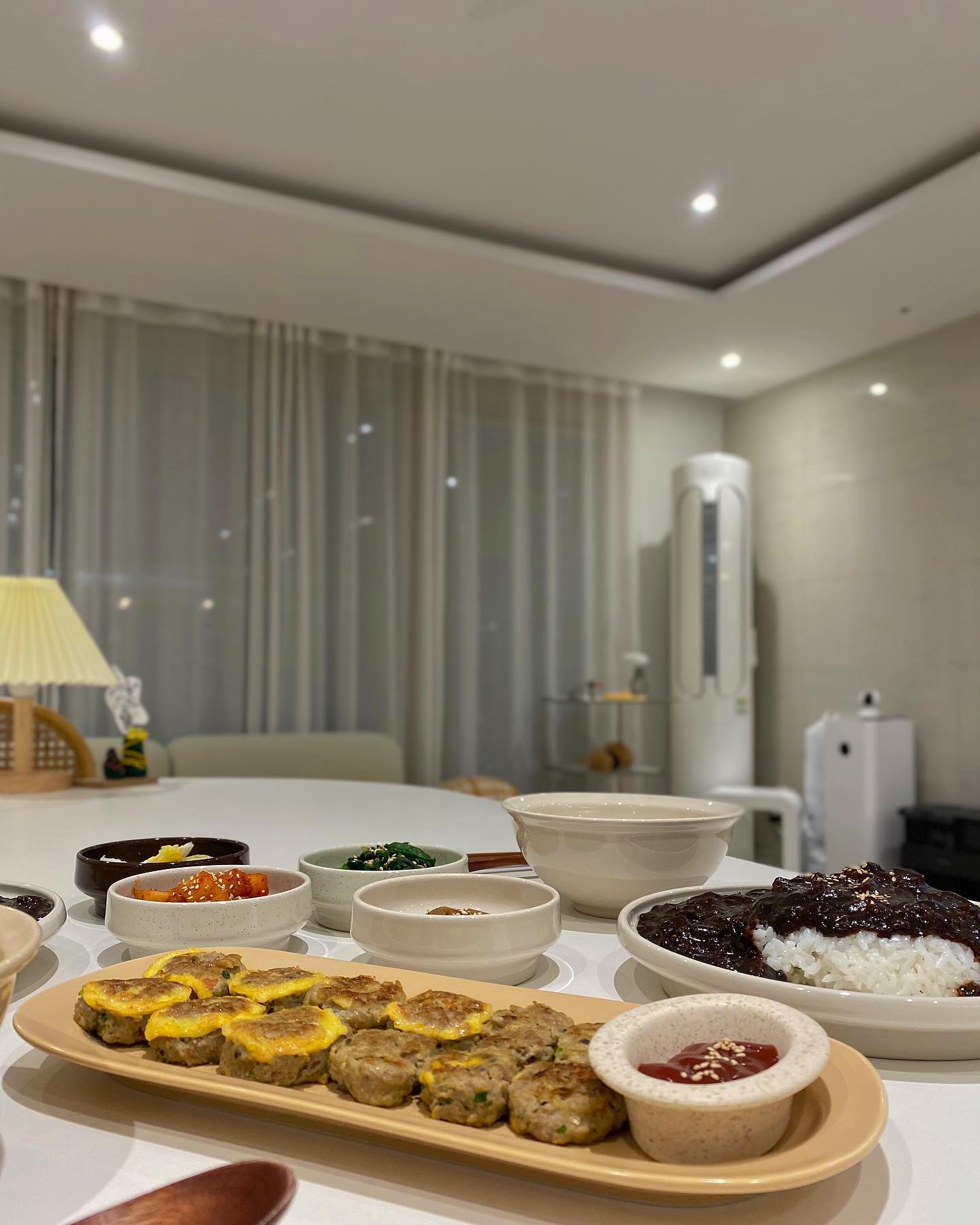🥔🥣
퇴근 후 집밥 -
채 썬 감자 넣고 감자계란국 끓이고,
동글동글 동그랑땡 빚어 계란물 입혀 지글지글 구웠어요.🔥
짜장소스까지 얹어 짜장밥+계란국 국룰 식단 지켜주었고요.🥣

새해에도 퇴근 후 집밥일기,
꾸준히- 게으름부리지않고 업로드하도록 노력할게요.✨

모두 happy new year 😉
.
.
.
.
#집밥일기 
#퇴근후일상