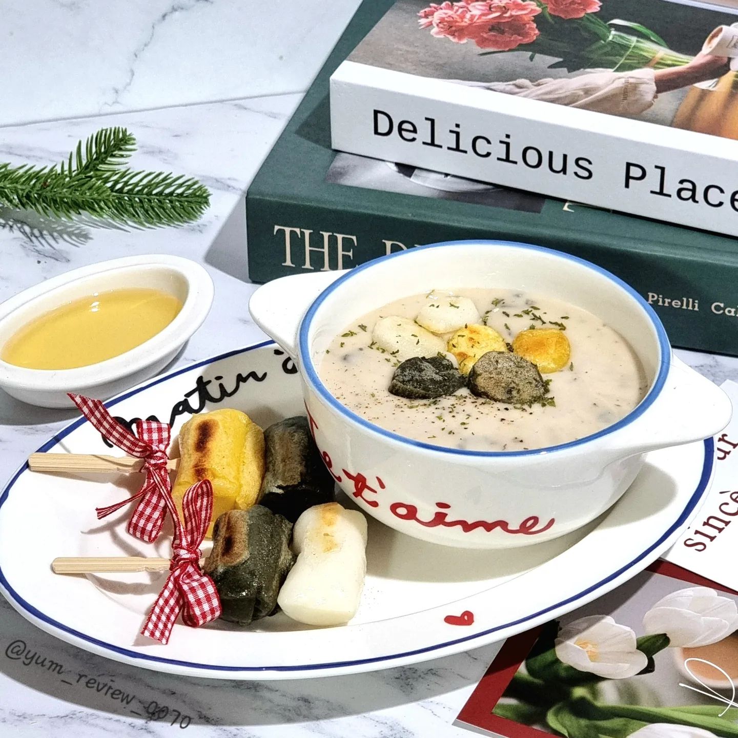 #제품제공 #더바른떡

떡맛집으로 유명한 "더바른떡"에서
삼색가래떡을 보내주셨어요❤️ 

100%국내산 맵쌀에 색소가 아닌 원재료
그대로 맛을 낸 삼색가래떡입니다😊
해동해서 그대로 먹고,구워도 먹고~떡국,
떡볶이 등등 활용도도 높은데 삼색이라 색깔도 
예쁘고 쫀득쫀득하니 맛있더라구요!
저는 떡을 얇게 슬라이스해서 굽굽 후
스프위에 토핑으로 올려봤는데 오~♡
겉바속쫀한 떡토핑이 크림스프와 너무 잘 
어울리고 맛있었어요!!
물론 그냥 굽굽해서 먹어도 완죤 맛나요💯 

직장인들 바쁠때 식사대용,부모님,어린이들
건강간식으로도 최고!!!
노란색은 단호박💛,녹색은 쑥💚
건강한 먹거리,1kg 용량이라 든든하게~
쫀득쫀득 자꾸만 생각나는 맛난 삼색가래떡!!

더바른떡,맛있게 잘 먹었습니다🙏

thebareun_ricecake

#이벤트당첨 #가래떡 #가래떡맛집 #떡택배 #택배맛집 #가래떡구이 #홈쿡 #koreafood #크림스프 #쟁여템 #야식 #맛스타 #맛스타그램 #야식스타그램 #떡볶이 #먹스타맞팔 #foodstagram #yummy