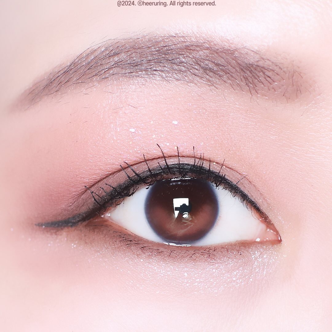 #광고 데이지크 무드 섀도우 팔레트
​
더욱 완벽한 퍼스널 메이크업을 디자인해주는
#톤맞춤20구섀도우 팔레트를 만나봤어요!
제가 사용한 컬러는 02 쿨베이직으로 겨울쿨톤이나
여쿨뮤트에 추천드리는 제품이에요!
저는 여름쿨톤이라 저에게 딱 ♥️
​
매트부터 글리터까지 어느것하나 빠질수 없이 이쁜색들로만
조합해놓았더라구요! 여러번 레이어링해도 뭉침 없이
맑고 투명하게 발색되어서 더 섬세하고 분위기있는
아이메이크업이 가능했어요. 거기에 글리터는 정말 말잇못..
발림성도 매끄럽고 펄 날림 없이 착 밀착되어 완전 영롱그자체♥️
​
dasique_official 
#글로우픽체험단 #데이지크 #무드섀도우팔레트 #올영섀도우 #뷰티 #뷰티그램 #뷰티후기 #뷰티리뷰 #코덕 #코덕맞팔 #뷰덕 #아이섀도우 #섀도우팔레트 #아이메이크업 #eyemakeup #뷰티컷 #좋아요 #맞팔​