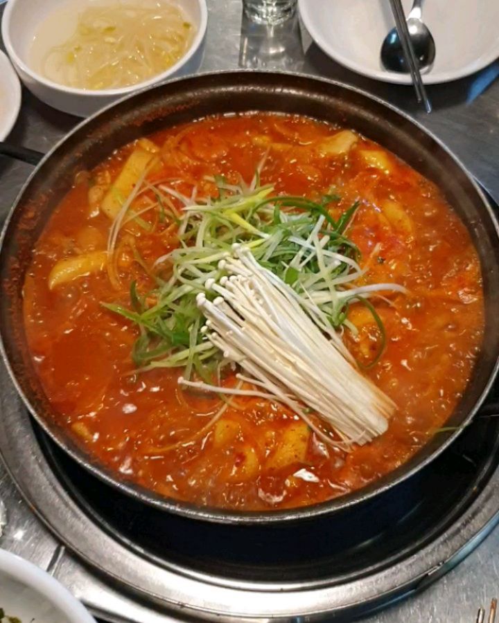 #쏘쏘네불금 😃 #첫줄바이👋 
3주 전 부터 먹자고 계속 세뇌당했던;; 
국물 닭도리탕 🍗

크~ 무조건 #소주단짝
난 깔끔한 거 좋아하는데 걸쭉 찌~~인한 국물은
소주를 부르는 맛 ♡ 우동사리 추가 필수

#디저트 까지 완벽쓰🍻 친친

.
.
.
.
.
#불금 #연신내나들이 #연신내맛집 #연신내술집
#연신내소주 #소주한잔 #연신내술집추천 #연신내맛집추천 #닭도리탕맛집 #국물닭도리탕 #도리연 #연신내 #도리연닭도리탕연신내점 #은평구맛집 #연신내배달