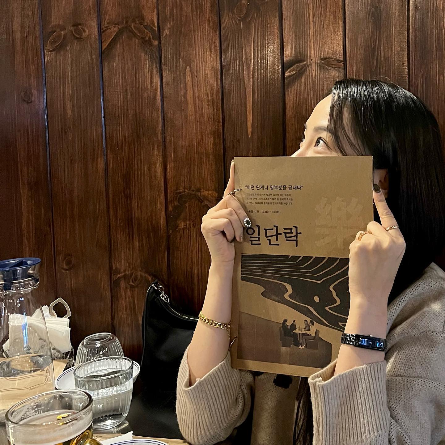 정씨 형제들과 새로 오픈한 레트로 감성 한식주점에서 모임🍻 초저녁쯤 방문했는데 조금만 늦었음 웨이팅 할뻔😂먹고 싶은게 너무 많아서 1인1메뉴..가게 분위기와 노래가 너무 좋아서 술 먹다 술이 나를 먹음 🥲나중에 가면 배불러서 못 먹은 메뉴들 먹어봐야딩 ❤️
#일단락 #평택맛집 #평택술집 #한식주점
