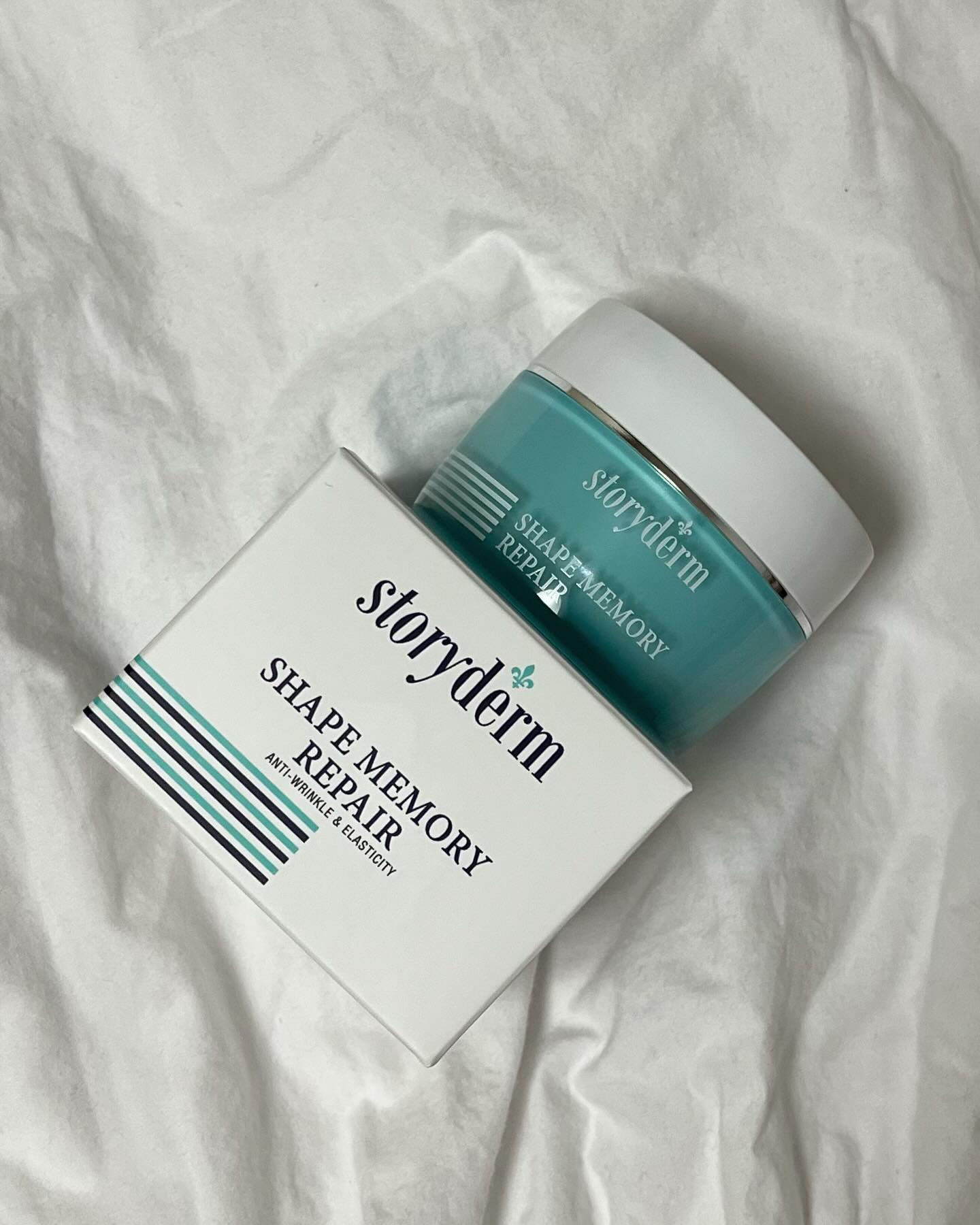 #광고 storyderm_korea 
모든 피부가 사용할 수 있는 데일리 보습 크림으로 
푸딩처럼 독특한 제형의 일명!! 푸딩크림•••🤍

피부 속 밀도를 높여 탄력있고 힘있는 피부로 가꿔주는 크림이고 피부 손상을 방지하고 주름 예방에 도움을 준다는 느낌이 
탱글하고 쫀득한 제형과 발림성에서부터 느껴짐!

그리고 내가 스킨케어 고를때는 모공을 막느냐를 꼭! 확인하는데
모공을 막는 성분이 있으면 무조건 트러블이 나기 때문,,,
근데 이 크림은 모공을 막지않고 피부에 충분한 영양분을 넣어줌!포도씨오일 속 카테킨 성분의 살균 작용으로 
가려움 또는 지성, 여드름 피부에도 안심하고 사용할 수 있기에
지성, 여드름성 피부들도 쫀쫀탱글 크림 바를 수 있다!!!!!! 😋
-
#15그램 #15그램뷰티 #15그래머  #스토리덤 #storyderm #쉐이프메모리리페어크림 #shapememoryrepair #koreaskincare
#푸딩크림 #밀도케어 #형상기억포뮬러 #dailymoisturizingcream  storyderm_korea