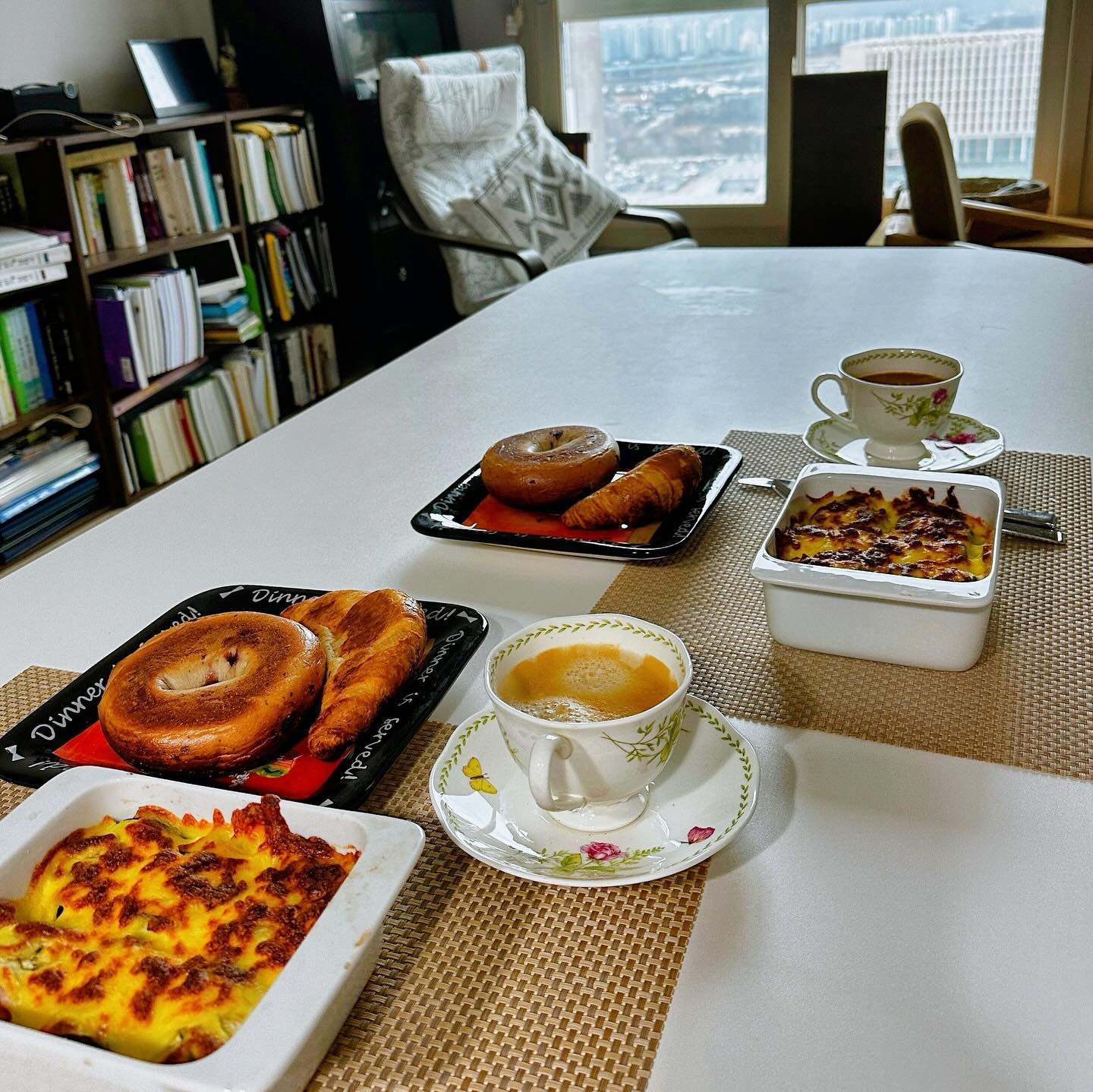 🌿

부질없는 마음에 대하여

🌿

나는 세상은 아름답다가
전제로 살던 사람이고
지금도 다를 것은 없다.

그런데 일이 년 사이에
무슨 내 안에 악마가 있는지
인간관계의 시선이 부정적으로 변했다.

조금은 덜 이타적으로
내 행복을 가장 우선순위에 두겠다고 결심하니
극단적이게도 연애를 저 멀리로 밀어버렸다.
딱 나의 지인들만 아끼는 마음이랄까.

“왜 연애 안 하세요?“ 라는 말에 
‘해야만 하나요?’ 라는 반문이 드는 것이 아니다.
스스로 이렇게 극단적일 때에는
분명 문제가 있는 것이라고 드는 생각이 걱정이다.

건강한 마음은 분명 아니다.
극단적일 때는 분명 이것은 부질없는 생각이다.
이 또한 성숙해가는 과정이겠거니…

어쩌다 내가 이렇게 되었는지 너무 잘 알지만,
지금의 만족스러운 나의 상태가 때로는 
이 극단적인 마음을 만들어내는 것 같다.

어쨌든 아무리 생각해 봐도
마음에 걸리는 것은
’극단에 걸린 내 마음‘이다.

나는 그래도 
나 스스로에게 꽤 잘 하는 편이니
잘 치유할 거라 믿어본다.

2024년은 
스스로 마음에 걸린 병을 
치유해 보겠다.