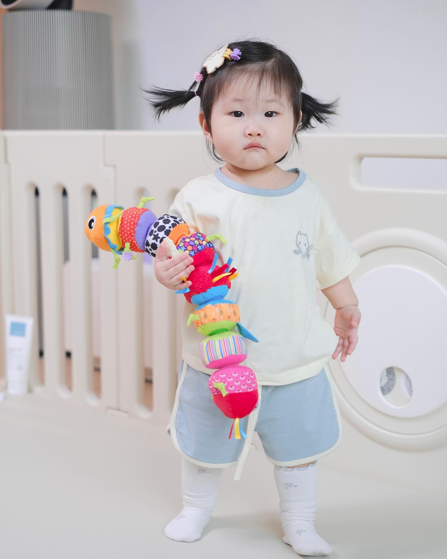#협찬 외출필수템 #국민애벌레 🐛💗💚

#라마즈 의 믹스앤매치 애벌레..!
아기자기하고 귀여운 #유아애착인형 으로
집에서 길게 놀아도 좋지만
찍찍이가 달려있어 그때그때
원하는 세그먼트들로 구성해 외출시에
유용하게 들고나가기 너무 좋아요!

방울과 바스락 촉감놀이, 질감과 다양한 시각까지
우리 아이 취향이 그때그때 바뀌기에
더욱 좋은거 있죠...💕

13개월에 진입중인 귤이도 이쁜 디자인으로
돌아다닐때 소중히 껴안고 다니지만
곧 태어날 용용이도 너무 잘 놀것같아요😖

#오감발달 과 #소근육발달 에도 도움되는
 #국민장난감 ...!
우리 아이에게 소중한 선물💝 이 되었어요

#유아선물 #백일선물 #유아장난감 #아기장난감 #아기애착인형 #감각자극장난감 #출산선물 #조카선물 #돌선물 #감각놀이  #터미타임 #터미타임인형