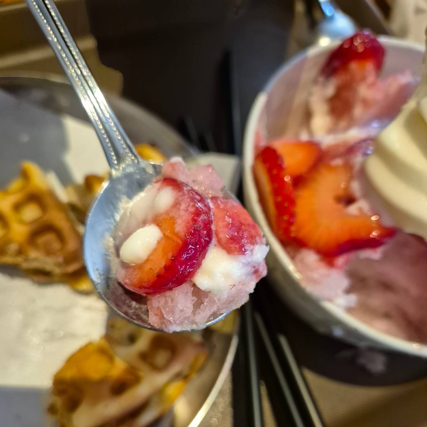빙수의 계절이 돌아왔어요
시원한 딸기빙수 한입 냠냠
#딸기 #딸기디저트 #딸기빙수🍓 #빙수 #빙수맛집 #좋아 #좋아요 #맞팔 #맞팔해요 #맞팔환영 #먹스타 #먹스타그램🍴 #맛집 #맛집스타그램 #후식 #디저트