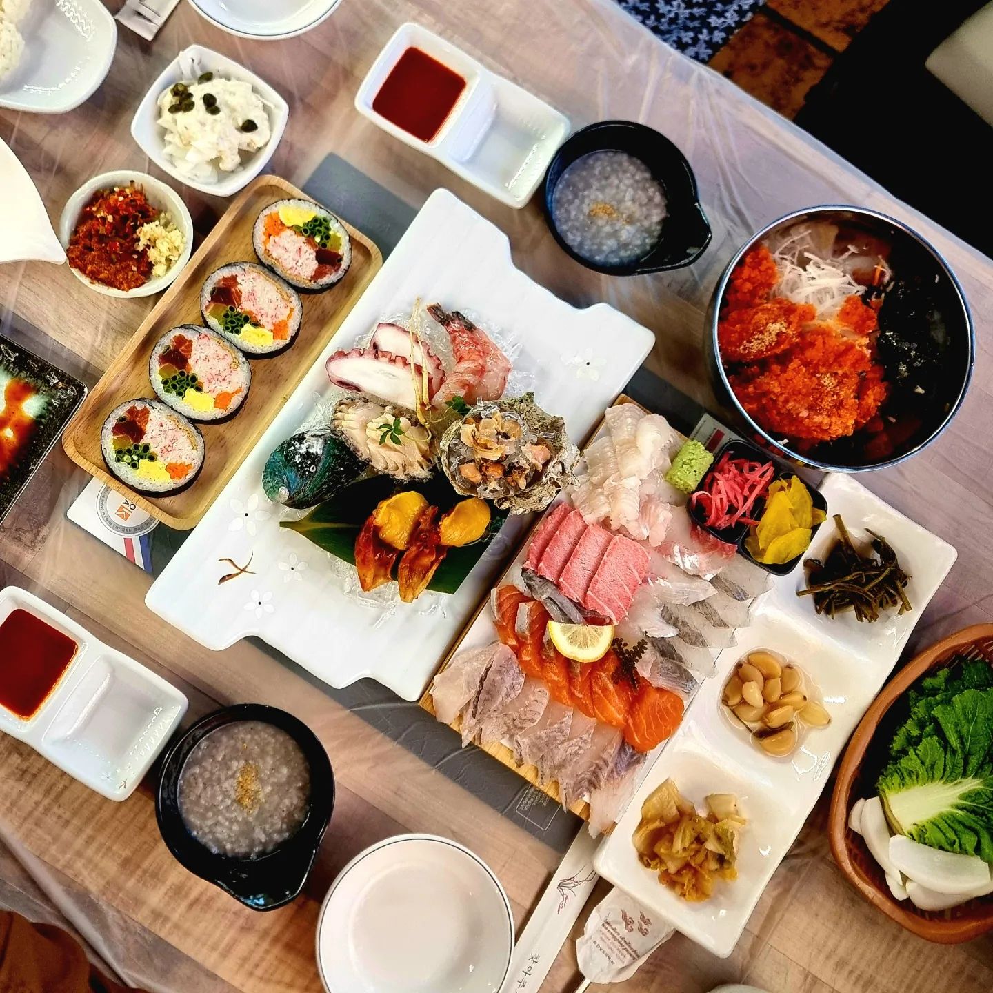 #협찬 가성비있게 회부터 해물, 후토마끼까지 맛 볼 수 있는 경수네생선도마💕

경수네생선도마는 가성비있게 회를 즐길 수 있는 집으로 연산동 가성비 횟집으로 이미 유명한 가게에요!😍
식전죽으로 깨죽이 나오고 밑반찬이 깔끔하고 푸짐하게 나와요!

모듬회, 해물모듬, 후토마끼구성의 계절모듬회세트를 주문했어요!😄
모듬회는 참치, 연어, 돔, 밀치, 장어로 푸짐하게 나와요!
장어회는 먹어보기 쉽지않은데 경수네생선도마에서는 맛 볼 수 있답니다😊
새콤한 물회소스가 나오는데 함께 먹으면 꿀맛 그자체!
초밥밥도 함께 나와서 초밥만들어먹어도 맛있어요!

모듬해물도 전복, 문어, 멍게, 새우회 등 다양하게 나와서 좋아요~
특히 새우회는 달달하니 정말 맛있어요!
신선해서 비린맛이 일도 나지않아요👍

주먹크기만한 후토마끼 비쥬얼 완전 맛도리각이죠~
크기가 엄청 크고 참치, 연어, 게살, 계란, 당근, 쪽파, 단무지가 들어간 통통한 후토마끼!
한입으로 먹을 수 없는 압도적인 크기에 한개만 먹어도 든든!!🫢

경수네생선도마는 생선회 뿐만아니라 장어샤브샤브도 있어 다양하게 즐길 수 있어요!

단체석이 있어 가족외식, 회식, 단체모임장소로 딱인것 같아요🥰

📍경수네생선도마 
📍부산 연제구 월드컵대로164번길 9 1층가게 경수네
📍영업시간 11:30 ~ 23:00 (월요일휴무)
📍주차O

#경수네생선도마

#연산동횟집 #연산동맛집 #연산맛집 #연산술집 #연산동술집 #연산동회식 #거제리회식 #부산맛집 #부산회맛집 #부산방어맛집 #부산술집추천 #연산역맛집 #연산역술집 #연산역술집추천