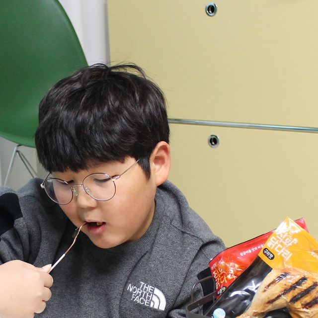 인테리어,뷰티,패션,여행,골프,육아 🌟큐빅짱🌟 on Instagram: "#협찬 방학이라 아이들 간식 때문에 날마다 걱정인데 #삼화 아라치 이강인 직화닭다리 종류별로 사놓으니 알아서 꺼내먹고 넘