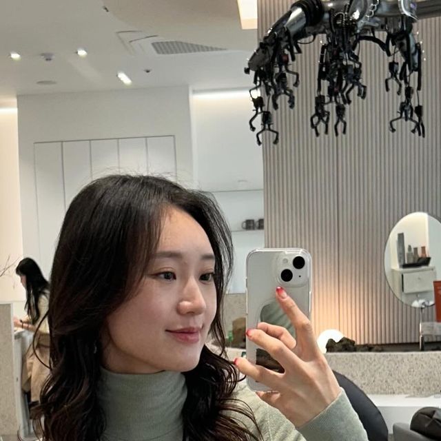 @jiinuine on Instagram: "천호역 미용실 유메즈 유아쌤의 #손이고 레이오버 갈 때마다 에어랩 이고지고 갔었는데 유아쌤 덕에 짐 하나 줄었어요🥹 말리기만 해도 탱글탱글 살아나는 컬👏 믿고