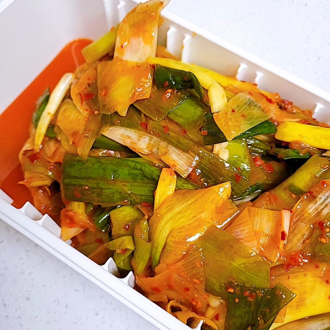 봉다리 셰프 대파김치
.
공장식 제조가 아니라 농가수제 제조로 정성을 담아 제조되는
봉다라 셰프 대파김치!!!
전재료 국산 재료 사용을 원칙으로
국산 고춧가루와 대파 주요산지 진도 대파 사용이되는데
다수 농가계약으로 엄선된 재료를 이용해 제조할뿐더러
재료를 아끼지 않고 사용하면서 맛있는 품질에 좋은 가격까지!
.
.
신선도와 안전을 위해 아이스박스에 아이스팩과 함께 발송되고
김치맛도 감칠맛이 풍부하고 시원한 김치맛에 
밥 두공기는 뚝딱!
.
.
.
https://smartstore.naver.com/kind3312/products/9476128833
.
.
.
#진도대파김치 #국내산김치 #파김치양념 #김치 #반찬 #캠핑요리 #실비파김치 #깍두기 #삼겹살구이 #국산김치 #맛있는김치 #캠핑김치 #매콤한 #국내산김치 #파김치담그기