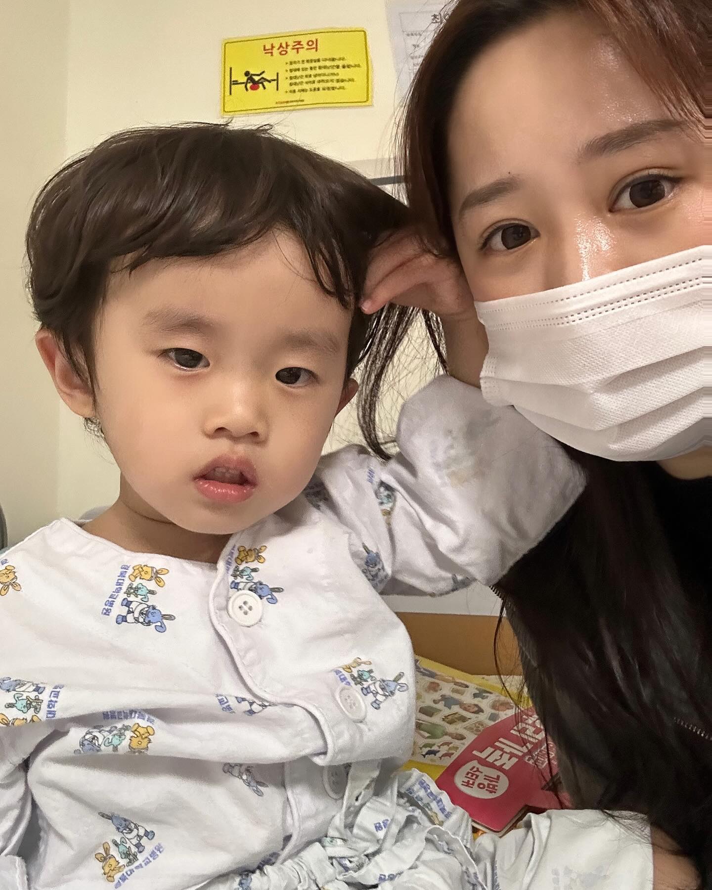 앞으론 행복한 일들만 있길 바라며 

23년은 조금 많이 바쁘고 힘들었던거 같다
진단 받고 두번의 수술까지
작은 내 천사에게 너무 미안하고 미안했다..
수술실에 내 아이를 들여보내는 마음은 아무도 모를것이다
수술실 앞에서 같이 찍는 사진
그 사진의 의미를 그 누가 상상할수있을까
한장한장 이게 마지막일까 두렵고 무서웠다

애 앞에선 울지않으리 참고 참았다
수술실 들어간지 4시간이 넘어가면서
불안하고 초조하고 무소식이 희소식이라 믿고
내 기도가 하나님 예수님 부처님 그 누군가는 들어주길..바라며

중환자실에가고 작은몸에 주렁주렁 달려있는 선들과
어른들도 아파 힘들어하는데
그걸 참아내고 이겨내는 모습에
너무 감사하고 대견하고 미안하고

입원실로 내려가서는
경대 마스코트?답게 병실을 휘젓고 다니고
간호사선생님들에게 듬뿍 사랑받고
할머니들 할아버지들에게도 듬뿍 사랑받고
길다고하면 긴 짧다고하면 짧은
입원생활 후 퇴원했다!

지금은 아주 잘지내고있다!
이준이도 우리 가족 모두가
성장한거같다
앞으로 아프지않고 지금처럼 밝은 이준이가 되길 바라며
이 글을 마친다!

#희귀병 
#두개골조기유합증 
#경북대학교병원 
#2023년11월12일 ~
#2023년12월18일

신이 있다면
제 행복 다 가져가도 좋으니
이준이 앞날은 행복만 하길
들어주세요

이글을 쓰는데 쉽지않았다
누군가에는 도움이 되지않을까
나도 검색을 이곳저곳 했으니
혹시나 정보가 필요하시면 디엠주세요
