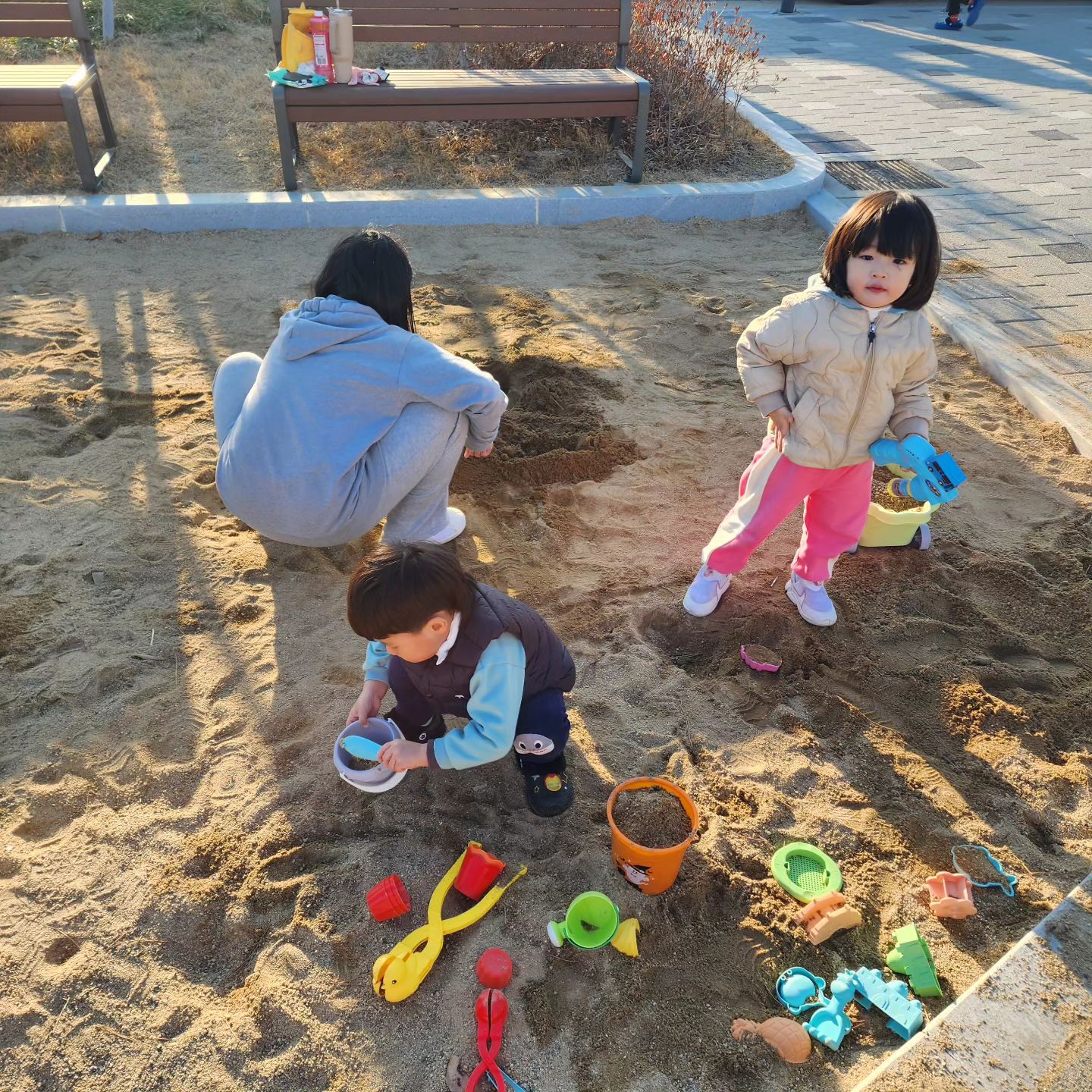 오늘은 다윤이랑 다율이랑 조카데리고 원동10공원 놀이터😊

모레놀이에 푹 빠져서 한참을 모레놀이만했음
날씨가 좋더니 해떨어지니 급 쌀쌀

미끄럼틀 두번씩타고 간신히 귀가함..
나갔다하면 집엘 안오려고하노

날풀리면 놀이터 많이가자❤️