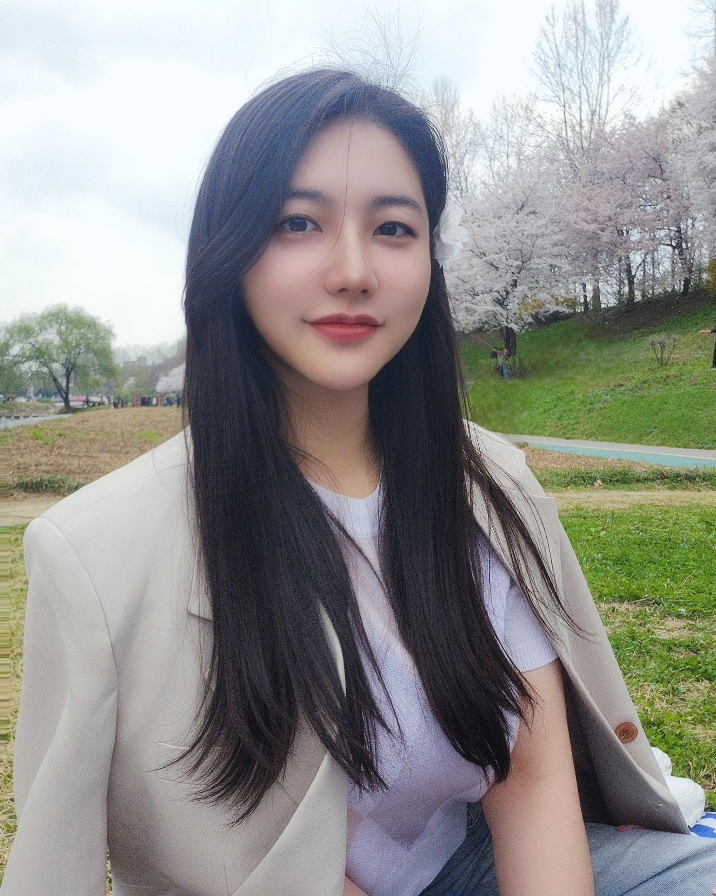 🌸점심시간 꽃구경🌸
벚꽃사진 이쁘게 찍는 방법 릴스는 엄청 찾아봐놓구
막상 피크닉중엔 신나서 제대로 남긴 사진이 없다ㅋㅋ
나도 봤다 벚꽃!! 양재천 가까운거 나름 복지 맞지..?
.
#셀카 #서울 #서초 #도곡 #벚꽃 #소통 #좋반 #29 #seoul #koreangirl #picnic #lfl #spring #blossom #selfie