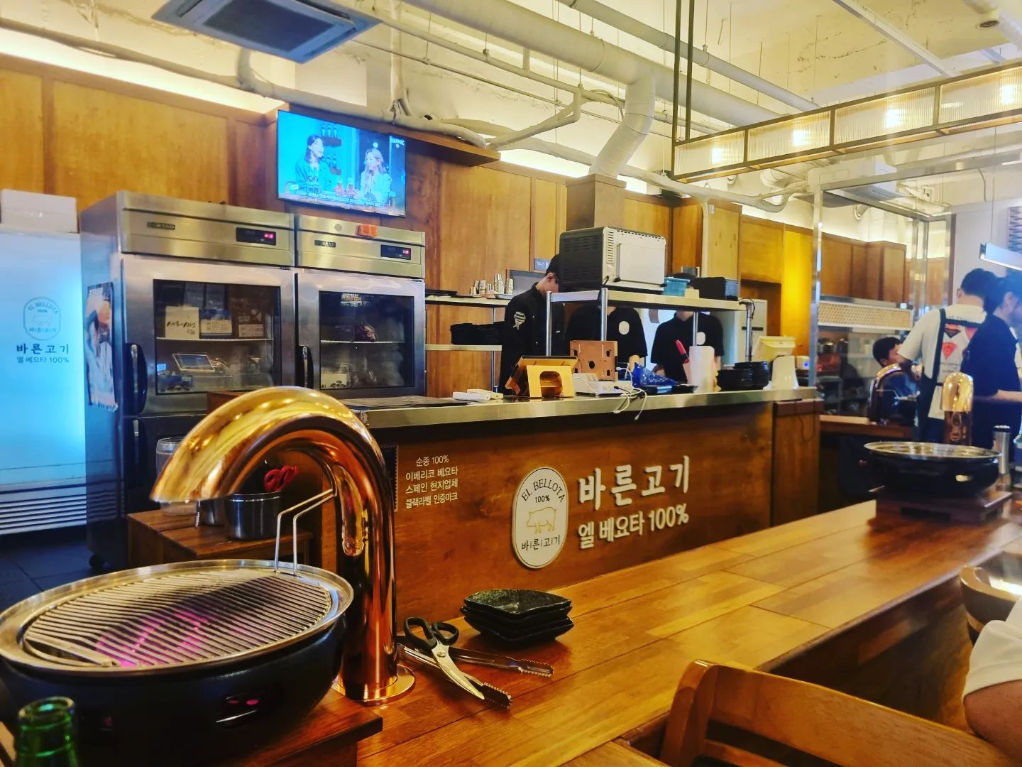 #첫줄
.
.
.
#첫줄👋 #바른고기 #고기집 #첨단바른고기 #좋은점 구워주니 좋다
#그거뿐이다 #분위기 그냥 그래 #그냥 다 그냥 그래 #가게 더워죽겠는데 에어컨 말하니 틀어주네 #그냥 다음엔 안올듯...
#별로