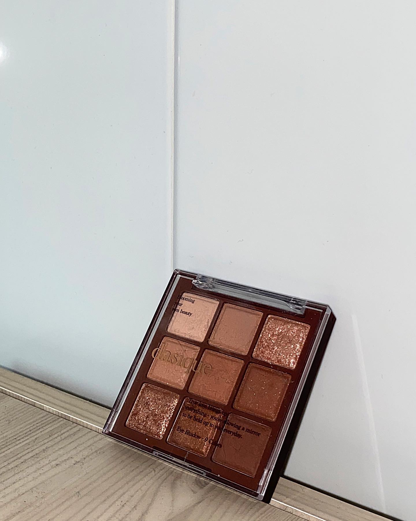 🍫데이지크 섀도우 팔레트 

🍫#11 초콜릿 퍼지 

데이지크 제품은 워낙 유명하고 색감 맛집이다 보니 저도 이번 기회에 팔레트 하나 구매했는데요,,,! 

제품명 그대로 진짜 리얼 초코가 들어간듯한 색감들로 구성되어있더라구요! 🍫🤎
(보기만 해도 달달해보이죠?🫢)

데일리로 쓰기 무난할 뿐만 아니라, 특별한 날에 분위기를 한층 더 업하고 싶을 때 사용해도 좋은 팔레트더라구요,,,

일단 발색은 너무나 합격입니다! 조금만 발라도 진한 색감이에요! 

특히나 가루 날림이 적다는 게 장점인 것 같아요! 그리고 뭉침도 덜 한 것 같아요 ✨

웜톤 이신 분들에겐 너무나 찰떡 같은 제품...! 
그렇지만 쿨톤인 저도 쓰기에는 나쁘지 않은 것 같아용☺️ 

🍫1 
연한 베이지 색이고, 베이스로 바르기 좋은 컬러입니다! (붉은기 살짝 도는 것 같아요)

🍫2
1번째 컬러보다는 조금 더 진한 브라운 털러이고 이것도 베이스로 바르기에 괜찮은 것 같아요!

🍫3
입자가 굵진 않은 펄이고, 골드 펄, 화이펄이 섞인 브라운 컬러에요!(골드 빛이 더 돌고, 약간 사막 모래색! 컬러에요)

🍫4
2번째 컬러와 비슷한 연한 브라운 색상이고, 약간의 고운 입자로 되어있는 펄이에요! 

🍫5 
붉은기가 돌고, 중간 브라운 컬러에요! 포인트 컬러로 쓰기 좋은 컬러인 것 같아요

🍫6
진한 브라운 색감이고, 약간의 펄이 있어요! 

🍫7 
입자가 조금 큰 편이며, 골드빛이 멤도는 브라운 펄 색상이에요! 언더 보다는 아이 홀 중앙에 포인트로 바르면 괜찮은 색상 같아요!

🍫8
진한 브라운 색상이고, 입자가 아주 작은 고운 펄이 들어있어요! 

🍫9
진한 매트 브라운 색상이고, 아이라인이나 언더 포인트 주기 딱 좋은 색상이에요! 

전체적으로 붉은기가 도는 색감의 팔레트입니다!🤎 웜톤 분들에게 강추하고 싶은 제품!! 

다들 색감 마음에 드신다면 겟✨하셔도 좋을 것 같아요☺️

#데이지크 #dasiue #초콜릿퍼지