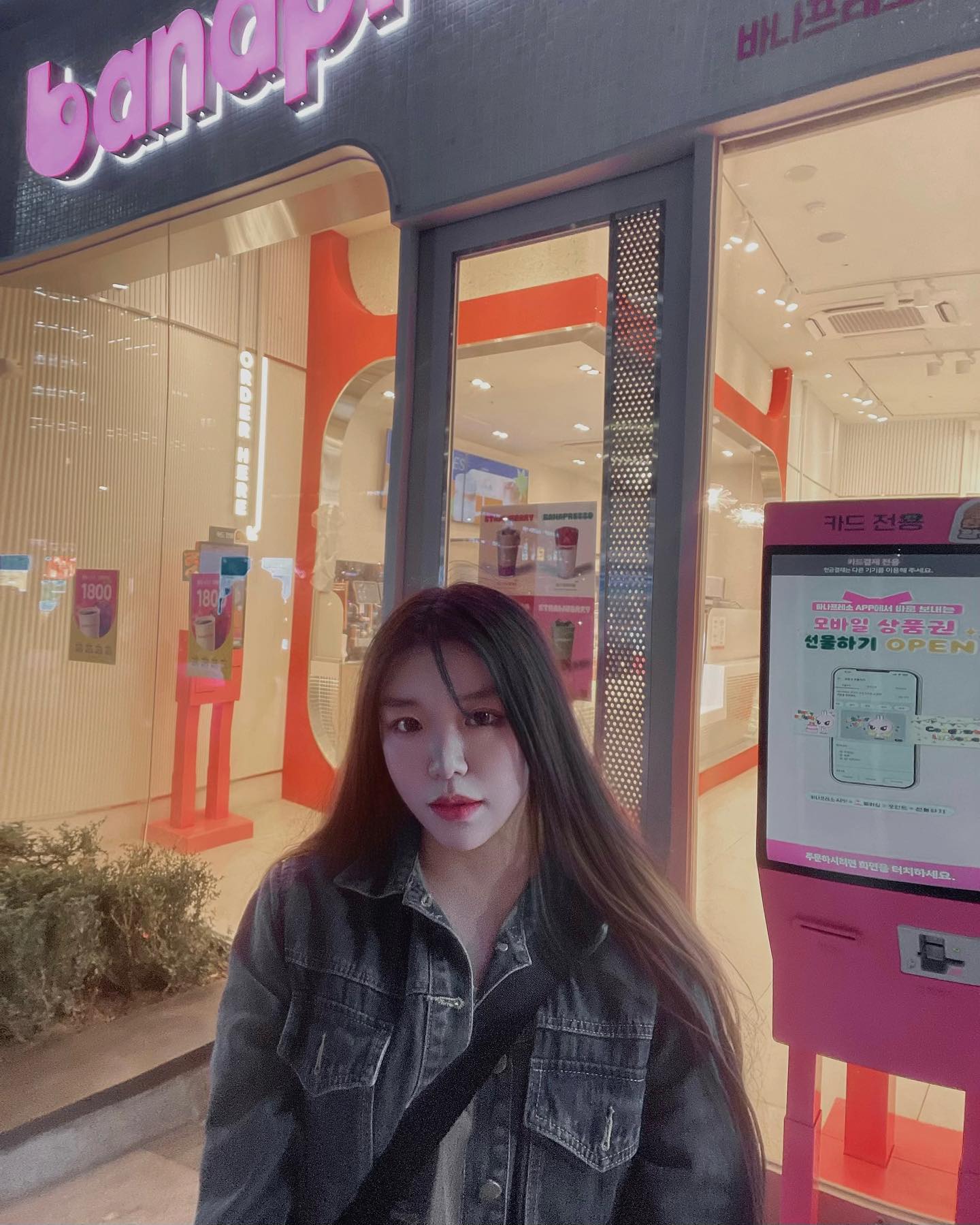 banapresso_official

바나프레소 커피전문점은 서울 강남 지역에 집중적으로 많이 출점되어있어 강남역 일대 다양한 지점을 자주 찾아볼 수 있었고 
바쁜 현대인들을 위한 어느 매장보다도 빠르게 오픈하는 부지런한 매장이라서 
자주 이쪽부근 학원가를 누비는 학생으로서 
저또한 언젠가 이른 오전 유일하게 열려 있어 방문한 매장이라 눈독 들이고 
자주 이용했었는데 광고로 추천드리기앞서 신났네요😃

강남역 6번출구에서 도보 3분으로 찾을 수 있는 
바나프레소 강남대로점에 다녀왔는데 
좌석은 테이크아웃 위주로
주문후 빠르게 나와서인지 대기석이 조금 있는 작은 매장이었는데 
자체 개발한 키오스크 및 전용 APP으로 빠르게 주문 및 결제할 수 있는 시스템이 있어 편리했습니다 

바나프레소 일회용컵에는 
힘이되는 랜덤 문구가 적혀있어 하루 운세를 점쳐볼 수 있어서 
궁금해서 카페를 종종 찾게 될 것 같아요! 

제가 또 요근래 방문한 곳은 신논현역점, 양재역 교육개발원점이었는데
이곳은 좌석도 많고 규모도 넓어서 편하게 더 이용할 수 있었는데
예쁘고 음료가 맛있는 바나프레소 꼭 한 번 들러 보시고 많은 이용 추천합니다 ‘v ‘

#광고 #협찬 #바나프레소 #바나점집 #오늘의운세완료 #오운완
#프리미엄커피 #커피맛집 #맛있는커피 #디저트맛집 #인테리어맛집 #카페추천 #카페 #커피 #유료광고 #강남 #강남대로 #하늘이감동하여돕습니다 🤍