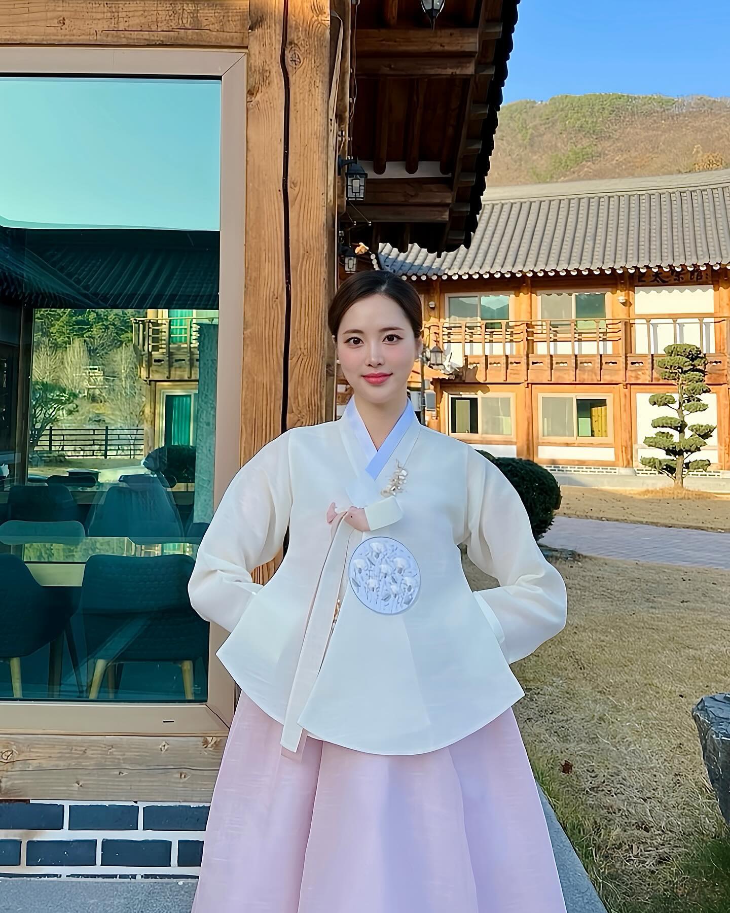 시집가도 될거 같나유~?😆🤭
.
.
◀️사선녀 선발 전국대회▶️ 마지막 활동이었던 JTV 방송촬영에 입을 한복을 h_hanbok 에서 대여했는데요, 봄웜라이트인 제 퍼스널컬러에 맞게 연핑크 한복을 준비해주셔서 화면에서도 얼굴이 화사해보일 수 있었습니다!🌸
덕분에 무사히 활동 마칠 수 있었습니다🥰

🔸한복대여, 맞춤은 h_hanbok 요기 강추드려용👍🏻💕🔸
.
.
.
.
.
.
.
.
#협찬 #한복협찬 #한복대여 #건대한복대여
#한복촬영 #한복프로필 #촬영 #방송출연 #전주카페 #왕의지밀 #전주카페추천 #전주사진 #전주여행 #사선녀선발대회 #미인대회 #jtv #sbs #jtv전주방송 #한복 #한복스타그램 #미인대회 #아준생 #아나운서지망생 #아나운서 #방송출연 #헤어모델 #기상캐스터 #승무원 #승준생 #예승이 #daily