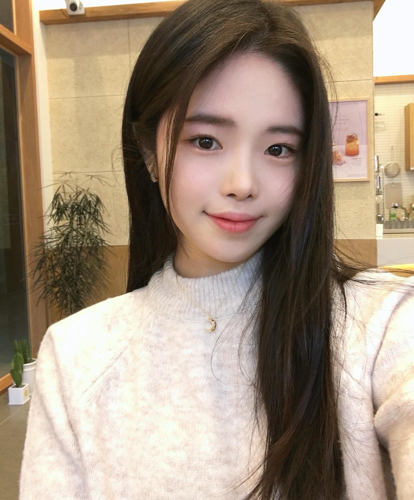 오랜만에 셀카🌸 #광고 hyeres_lor_official
너무 좋아하는  초승달 모티브의 목걸이착용하고 셀카✨목걸이 길이도 4~5cm 여유 체인이있어서 목까지 올라오는 니트입어도 여유롭게 착용 가능했다🤍
귀걸이는 오랜만에 바꿔봤는데 전체에 반짝거리는 스톤 때문인지 고급스럽게 느껴진다고 칭찬해줘따 🌝
편하게 착용하고 낄수있어서 출근할 때도 자주 착용해야쥐,,

#데일리목걸이 #데일리귀걸이 #오피스룩 #ootd #직장인코디