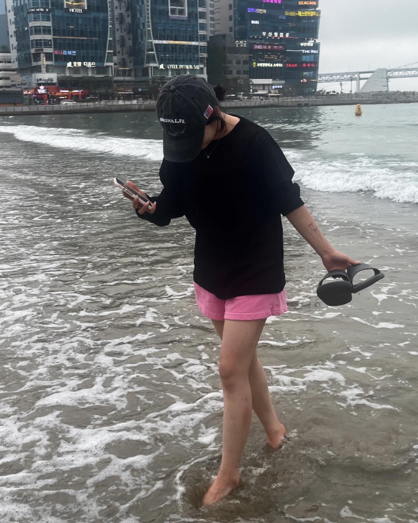 👣🌊🩴