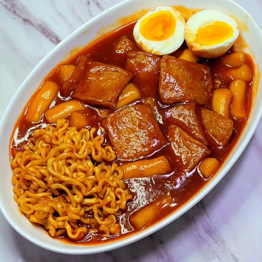 ✔️#협찬 #현타떡볶이 🔥3분이면완성❤️

간편식 떡볶이 끝판왕 
맛있고, 간편하고, 가성비좋은 장점가득한
떡볶이 소개하드릴게요🔥

특허받은 찜팩이 있는 그대로 포장 뜯지않고
전자렌지에 3분만 돌리면 끝이에요!
정말 간편하죠❤️

붉닭 보다 맛있는 매운 떡볶이인데
스트레스 현타올때마다 떡볶이를 하나씩 꺼내 먹어요

프리미엄 고래사 어묵이 들어있어서
두껍고 탱글탱글 씹는 맛이 남달랐어요

양념 소스가 넉넉하여 삶은 달걀 추가는 기본, 라면사리, 김말이, 만두, 파스타, 등등 커스텀하기 너무너무 좋아요! 치킨과도 꿀조합!!!

혼자서 떡볶이 배달시키면 양이 너무 많아서
불편했는데 딱맞춤 일인용전용 밀키트 떡볶이❤️

조만간 순한맛도 나온다고 하니 더욱 기대되네요. 
믿을 수 있는 밥끼24브랜드에서 만든 시그니처 상품
이에요❤️ 맵기만 한게 아니라 감칠맛에단짠
너무 맛있는 현타떡볶이❣️

bobki.co.kr

✔️꿀팁) 사업자라면 밥끼도매몰에서 더욱 저렴하게 구매 가능하대요

https://link.coupang.com/a/bk5lJN

#매운떡볶이 #현타 #떡볶이밀키트 #캠핑밀키트 #떡볶이 #쿠팡떡볶이 #떡볶이맛집 #떡볶이추천 #렌지땡 #밀키트 #1인떡볶이