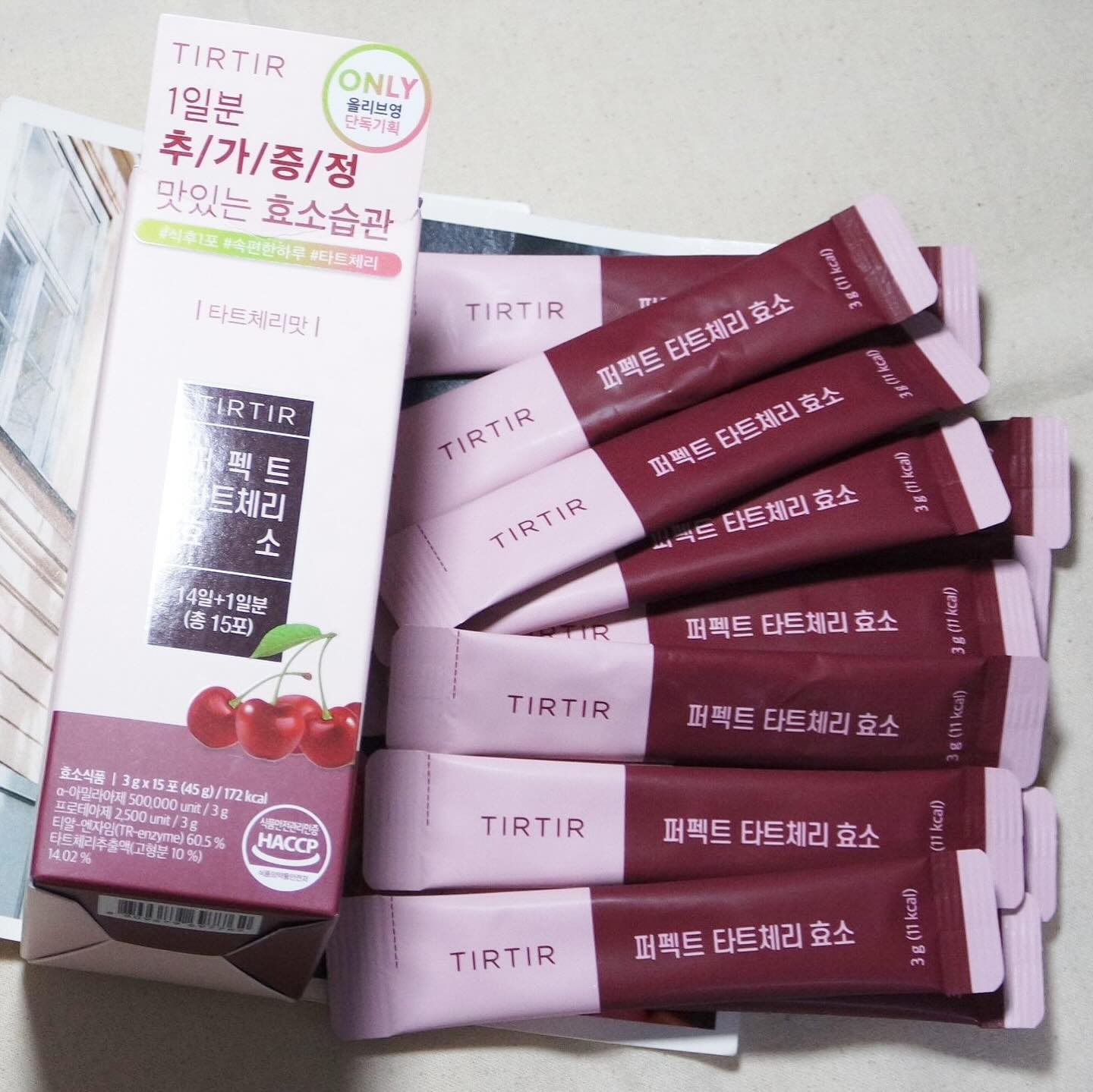 #제품제공
#티르리르 tirtir_innerbeauty 
#퍼펙트효소타트체리
.......
이번에 피부 본연의 건강한 되찾아주는 헬씨 라이프 뷰티 '티르티르'의
퍼펙트 효소를 먹어봤는데요! 누적판매 1,214만포로 많은 분들의 사랑을 받는 올리브영 필수 #쟁여템 이에요!
.......
꿉꿉함없이 맛있게 먹고 맛있게 소화하는 효소라 식후 1포 #필수템으로 먹기 좋더라구요ㅎㅎ 특허받은 프리미엄 곡물발효효소 함유에 합성감미료, 착색료, CMC칼슘 HPMC, 이산화규소 등 無첨가되어 더욱 맘편하게 섭취할 수 있는 제품이라 누구나 먹을 수 있고 즐거운 연말 모임이 많은 분들에게 추천하고 싶은 #모임템 이에요!
.....
”2주분+1개 추가 증정“하는 올리브영 단독 기획 세트가 나외서 올해 마지막 최대 할인인 올영세일 기간인 11/30~12/6 동안에만 37% OFF 정상가 23,000원 ▶ 할인가 14,490원! 라니 꼭 이번 기회에 구입해보세요🥰🥰
.
.
.
 #티르티르 #티르티르이너뷰티 #이너뷰티 #올리브영 #올영세일 #퍼펙트효소 #효소 #올영세일추천템