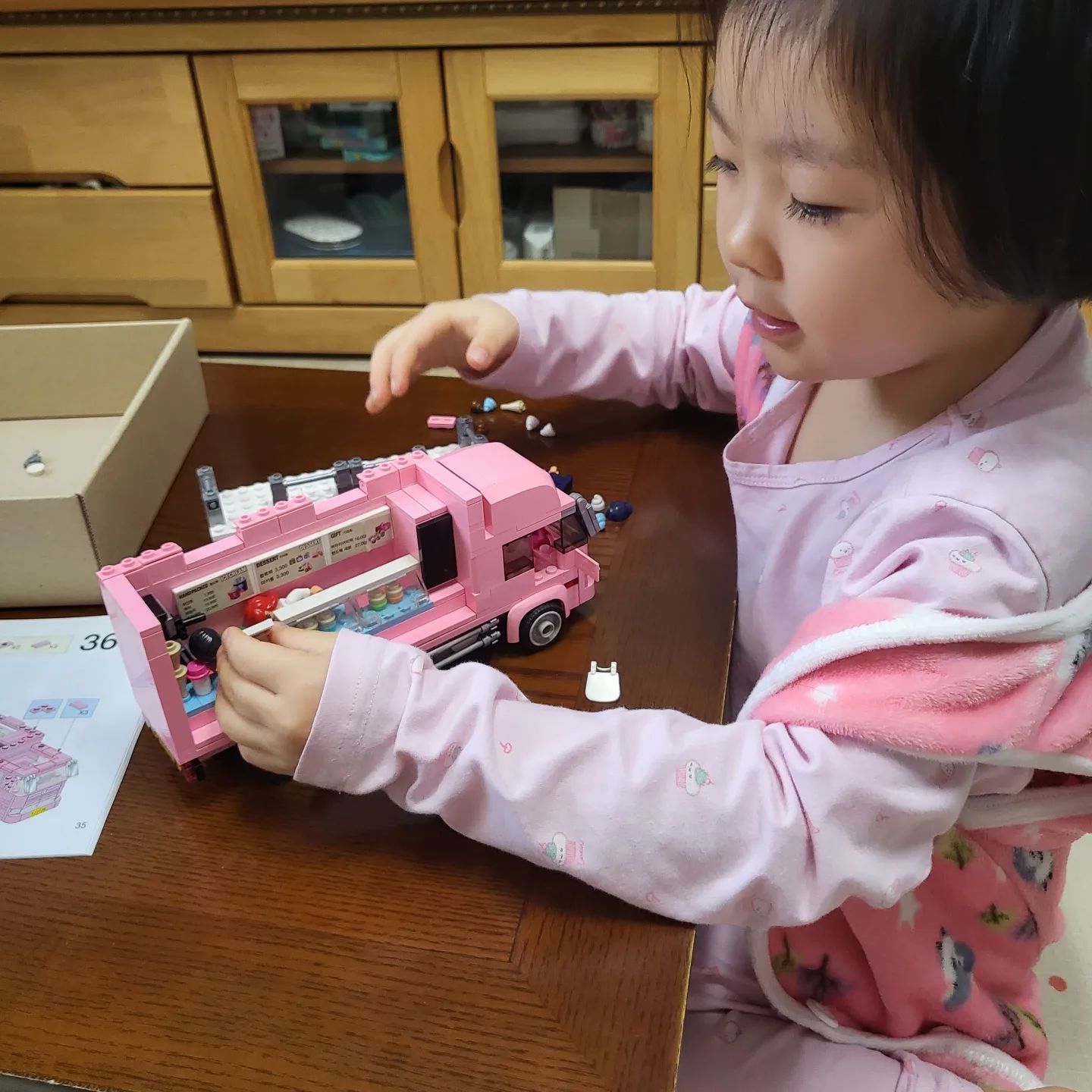 어린이집에서 보내준 
크리스마스 선물 🎁 

근데..... 
요거.....😭

엄마,아빠의 숙제인거죠;;;;; 

어제는 아빠가, 
나머지는  엄마가~~ 
ㅋㅋㅋㅋ

그리고 하늘이가~~ 

설명서보며 만들기!!!! 

설명서 보는법도 배워봅니다 

만들고, 이제 놀이 시작!!!! 

#크리스마스선물 #베스킨라빈스 #tv에서 봤단다 #ㅋㅋㅋ #가게에서 본거랑 이미지 맞추기 #엄빠의숙제
