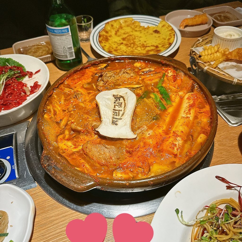 대구 북구청 맛집 자박갈비. 고기 굽긴 귀찮고 뜨끈한 건 땡기고, 이런 추운 겨울엔 자박갈비가 딱이다! 자박자박한 국물이 진국이고 밥에 비벼 먹으면 을매나 맛있게요..대박세트 구성이 혜자인데 육회 호박전 들기름파스타 왕새우튀김 이렇게 4가지 메뉴가 단돈 15,000원임! 메인인 자박갈비 전골에 푸짐한 사이드까지 가성비 쏟아짐. 주차장 구비, 친절한 직원들 덕분에 더욱 더 기분좋은 식사였음!