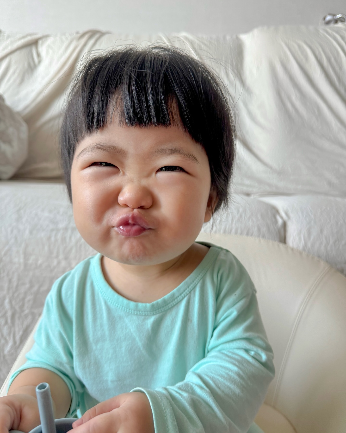 요즘 많이 하는 우😘애교쟁이 딸랑구

이런 모습만 있으면 좋으련만
오늘 저녁도 전쟁을 치루고 울다 잠
밥 차릴때부터 바지 붙잡고 엉엉어어어어어어엉
밥 먹을때도 입에 물고만 있고 계속
장난감,책 바꿔가며 놀아달라하고
40분동안 반도 안먹어서 그대로 식사끝
내려놓으니 또 엉엉엉엉엉
아연,칫솔 가지러 갔는데 엉엉엉
낮잠 자고 일어날때 까지만 해도 좋았는데
졸려서 더 그런 듯 싶다

휴우..
울음소리 환청들리는거 같다
.
.
.
.
.
.
.
#454days#14개월아기#너왜그래?