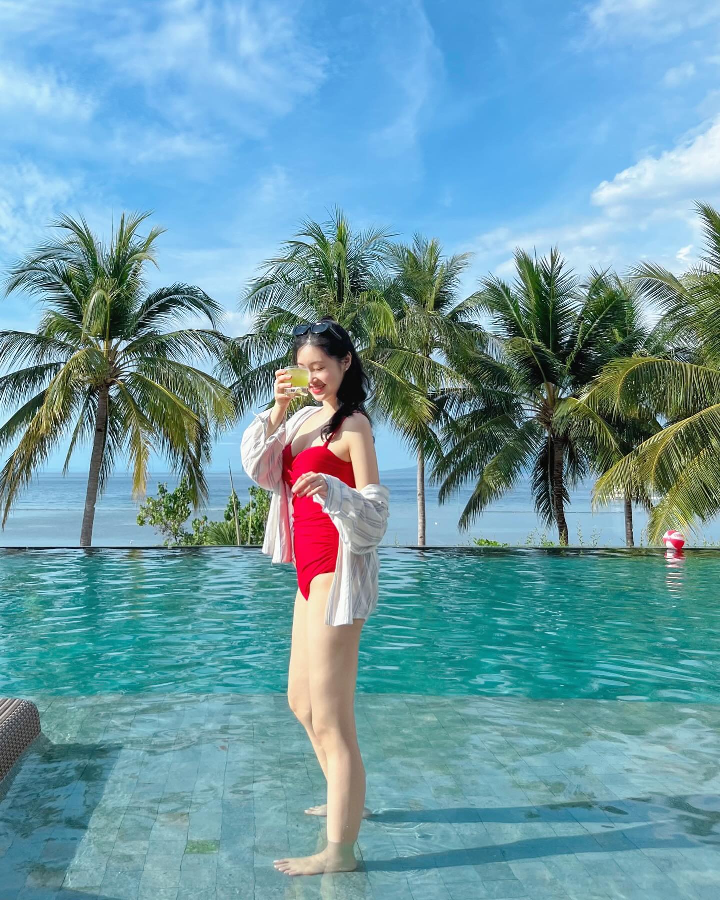 오이주스 가서 보홀 한 잔 🥒🍸
선베드에 누워서 파노라마뷰 돌호비치 즐기면 천국이 따로 없지 🪽

이번 보홀 여행에서 제일 마음에 들었던 숙소에요 
일찍 체크아웃하면 조식두 싸줌,, 담엔 여기만 갈거야
⠀ 
📍Modala Beach Resort, Bohol