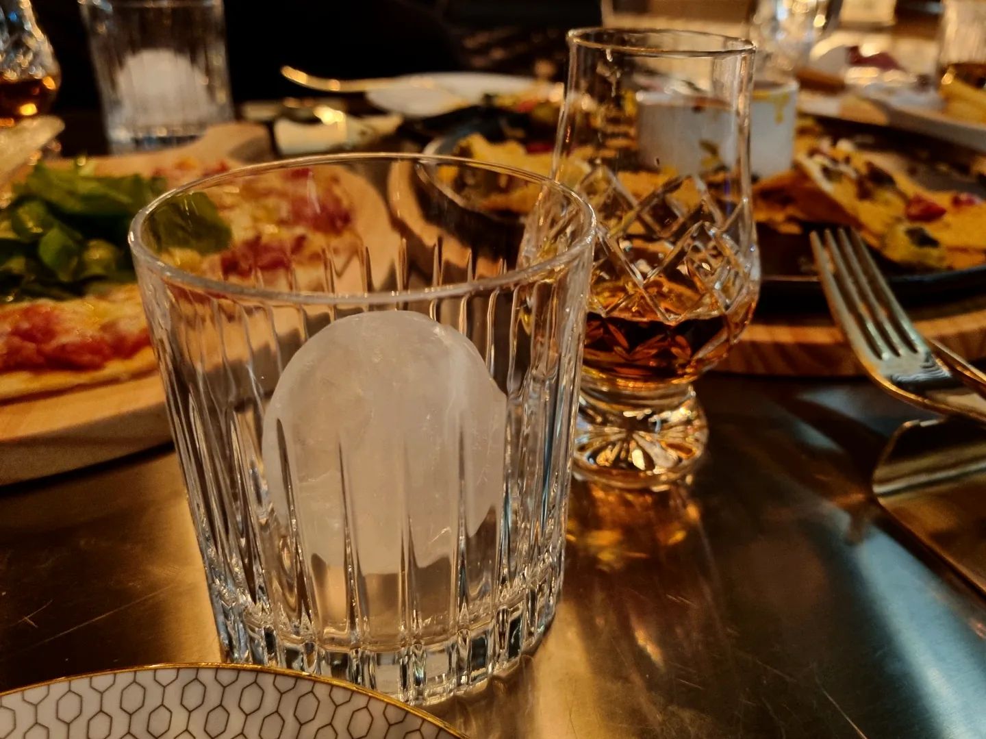 💜

<Bar Diamante 💎>

영업시간 | 18:00~01:00 (매주 일요일 휴무)
주소 | 서울 강남구 도산대로81길 42, 4F
문의 | 02-543-5054

오랜 경력의 바텐더 분께서 친절히 설명 및 추천해주신 라가불린 16y 넘나 내 취향.❤

싱글몰트, 블렌디드몰트 위스키 다양하게 준비되어 있고, 나처럼 원하는 경우 취향에 맞게 추천도 해주심.👍 
곁들일 수 있는 메뉴도 많고, 의외로 접근성 좋은 가격은 (안)비밀!

데이트, 연말 모임 또는 혼술하기 좋은 이곳은 #바디아만테

예약은 캐치테이블로🎄 

⠀⠀
⠀
⠀⠀
⠀⠀
⠀
💚 블로그 링크 (모바일은 프로필 링크로 👌)
https://m.blog.naver.com/aaoossiinnaa/223277918938
⠀
⠀⠀
⠀⠀
⠀⠀
⠀
#청담 #도산 #압구정로데오 #바디아만테 #신상 #위스키바 #위스키바추천 #캐치테이블 #분위기좋은위스키바 #피트위스키 #싱글몰트위스키 #글렌모렌지 #글렌피딕 #라가불린 #더시에나라운지청담 #압구정갈만한곳 #크리스마스데이트 #압구정데이트코스추천 #청담데이트 #청담연말모임 #청담대관 #루프탑바디아만테 #whisky #whiskybar #seoul #cheongdam