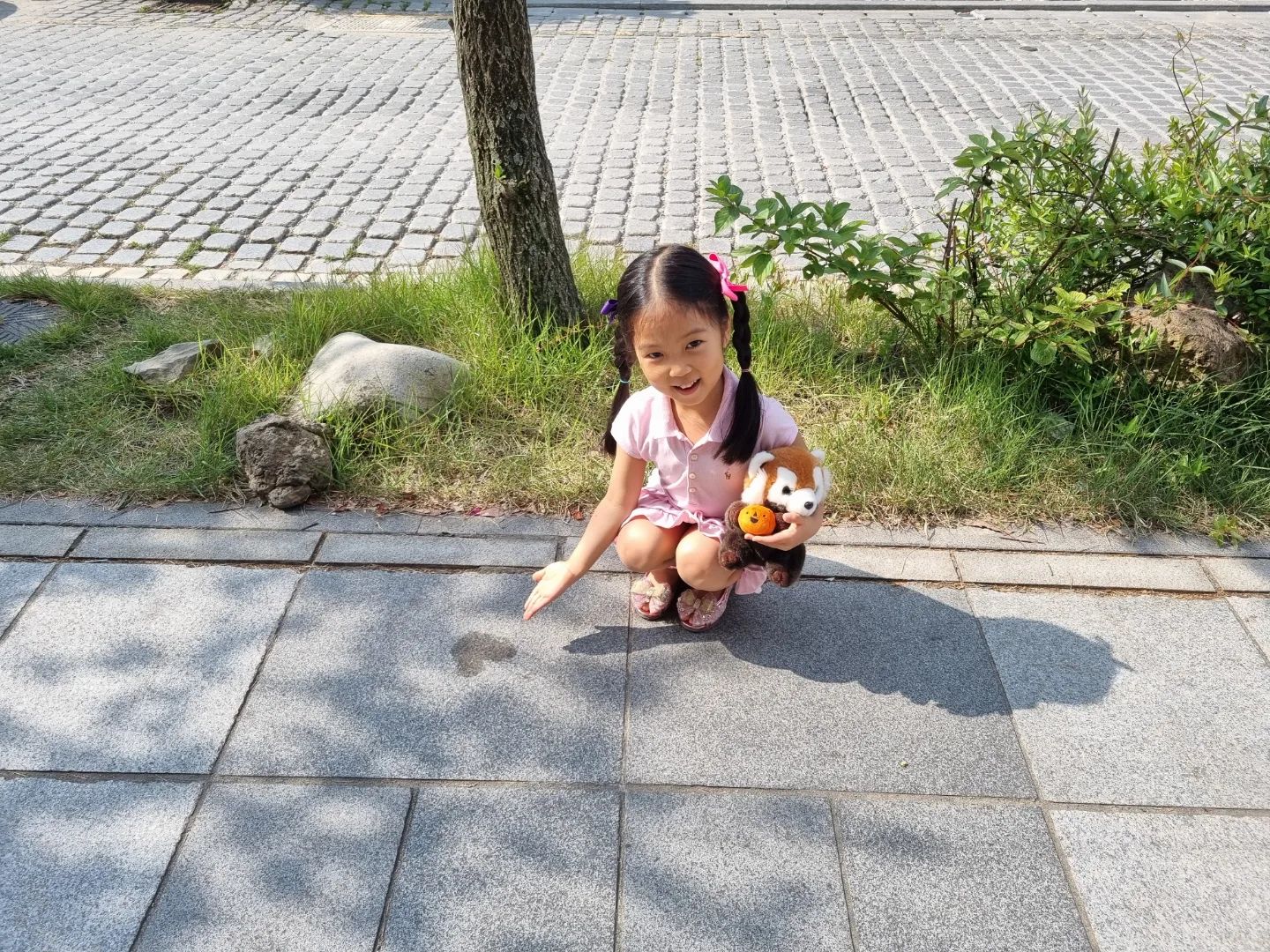 길가다 엄마 내 마음이야 해서 봤더니
길바닥 얼룩이 하트♡
구석구석 안예쁜 곳이 없네.
하람이가 읽고싶었던 책들 가득했던 도서관도
이렇게 예쁠일이냐고.
엄만 책 별룬데. 아들덕분에 요즘 책이랑 친하게 지내는중.
전주 너무 좋으다♡

#전주여행 #가족여행 #전주
#여행스타그램
#한옥마을