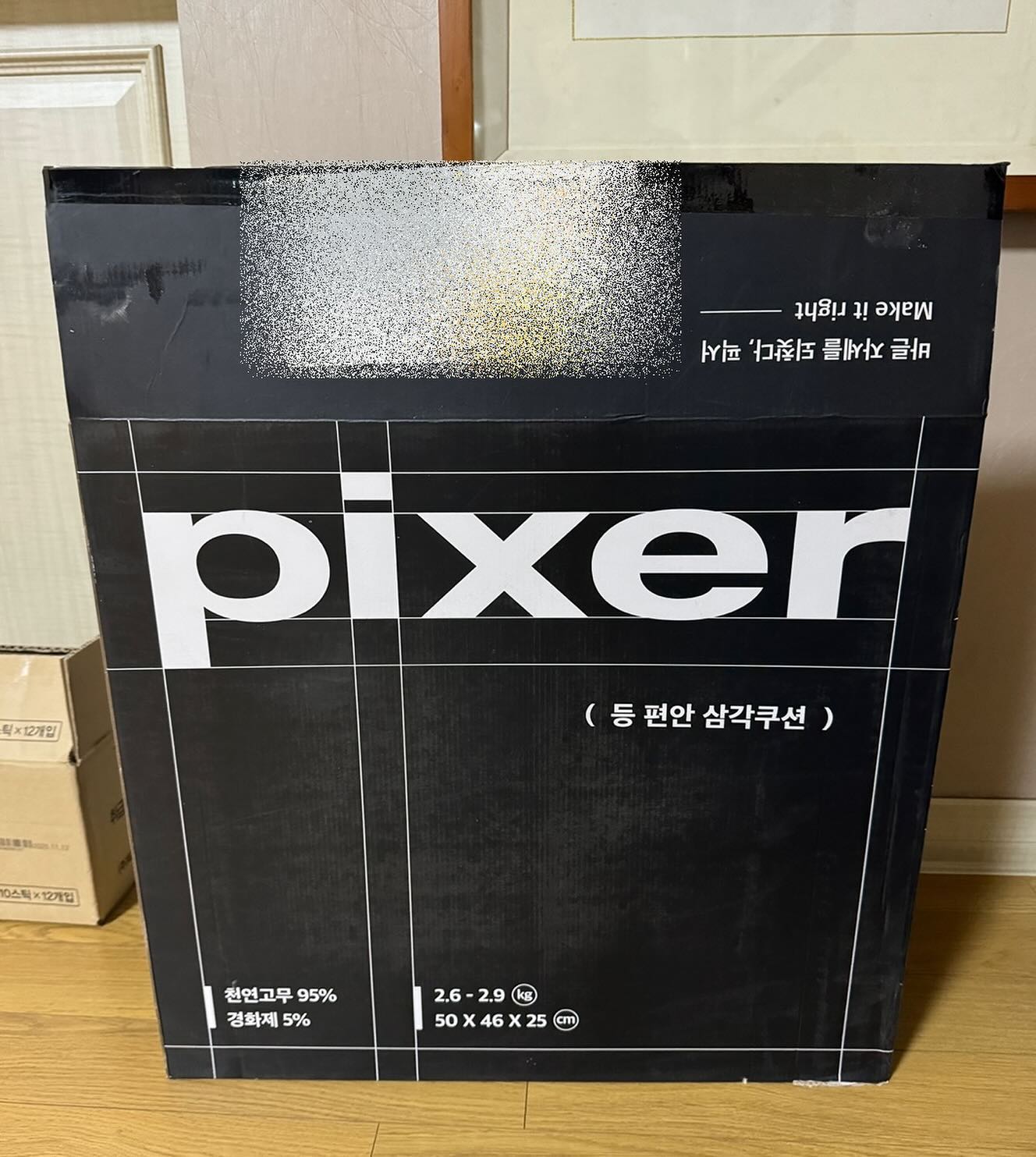 뒤로 젖혀진 오래된 소파라 본가에서 엄마가 항상 
쿠션을 대고 앉으시는데, 불편해보이셔서 등쿠션 찾다가 
넘나 편안해서 써보는 찐 내돈내산 후기!

라텍스라서 쿠션이 꺼질일도 없고 탄성이 아주 좋다.
쿠션감도 좋고 커버도 따로 세탁가능하니 위생적으로 쓸 수 있고
구매후 100일이내에 교환 반품이 가능하다고해서 
정말 자부심이 느껴지는 제품이라 믿고 구매해보았다
쇼파 등쿠션으로도 쓰지만 침대에 앉아있을때도 쓰고 
바닥에 엎으려있을때도 쓰기 좋은것같다.

무엇보다 엄마가 대만족하셔서 내마음도 편안~🥰

#내돈내산 #픽서3D등편안삼각쿠션 #삼각쿠션
 #등받이쿠션 #라텍스쿠션