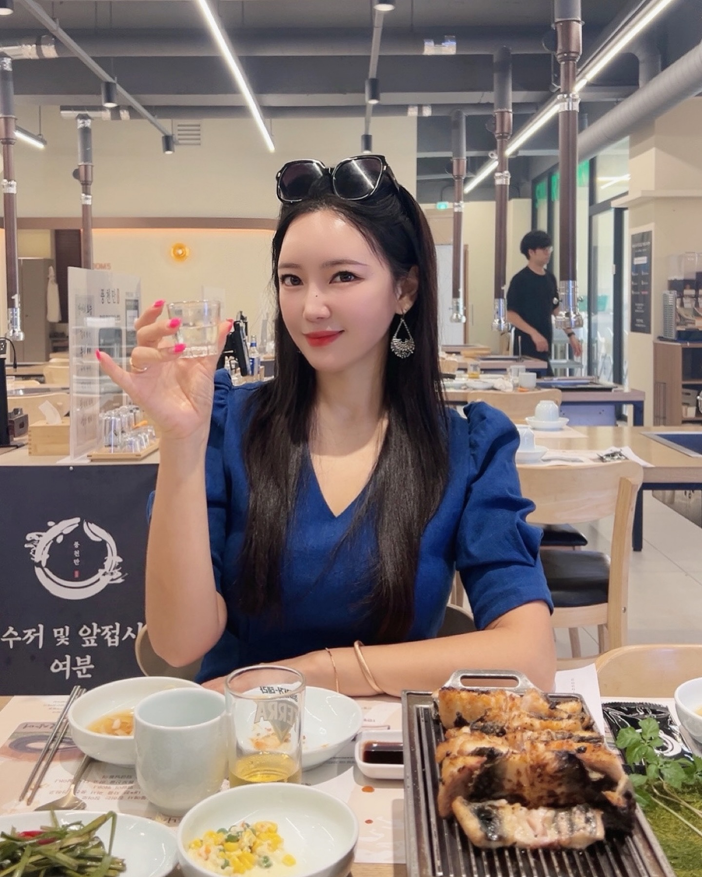 더운 여름 기운도 없고 몸보신하러 
해운대 풍천만 다녀왔어요🤗

스마트팜에서 직접 키운 야채와 국내산 장어
서해안에서 공수한 싱싱하게 살아있는 갯벌장어를
바로 손질해서 구워주시는데 부드럽고 기름지고
너무 맛있더라구요!!

장어 쓸개주에 식용 금가루까지 뿌려주는 퍼포먼스까지ㅎ
몸보신 제대로 하고 왔어요😍

감태에 인삼까지 올려먹는 갯벌장어
다시 생각해도 군침이 도네요ㅎㅎ
사이드에 나오는 새우구이와 햄도 jmt😋

룸도 구비되어 있으니 여름가기전
부모님 모시고 다시 방문해야겠어요~
인친님들도 더운 여름 풍천만 장어드시고 기운내셔용💕

dh_holding

🧭주소:부산 해운대구 달맞이길 22 1층
⏰️영업시간: 월~일 11:00~22:30 
 (브레이크타임 15:00~17:00/라스트오더21:30)
📞문의:0507-1495-9301
🅿️주차가능

#부산해운대맛집 #부산가족외식 #엘시티맛집 
#미포맛집 #해운대룸식당 #해운대민물장어
#해운대맛집 #부산여행 #부산여행맛집
#해운대보양식 #풍천만