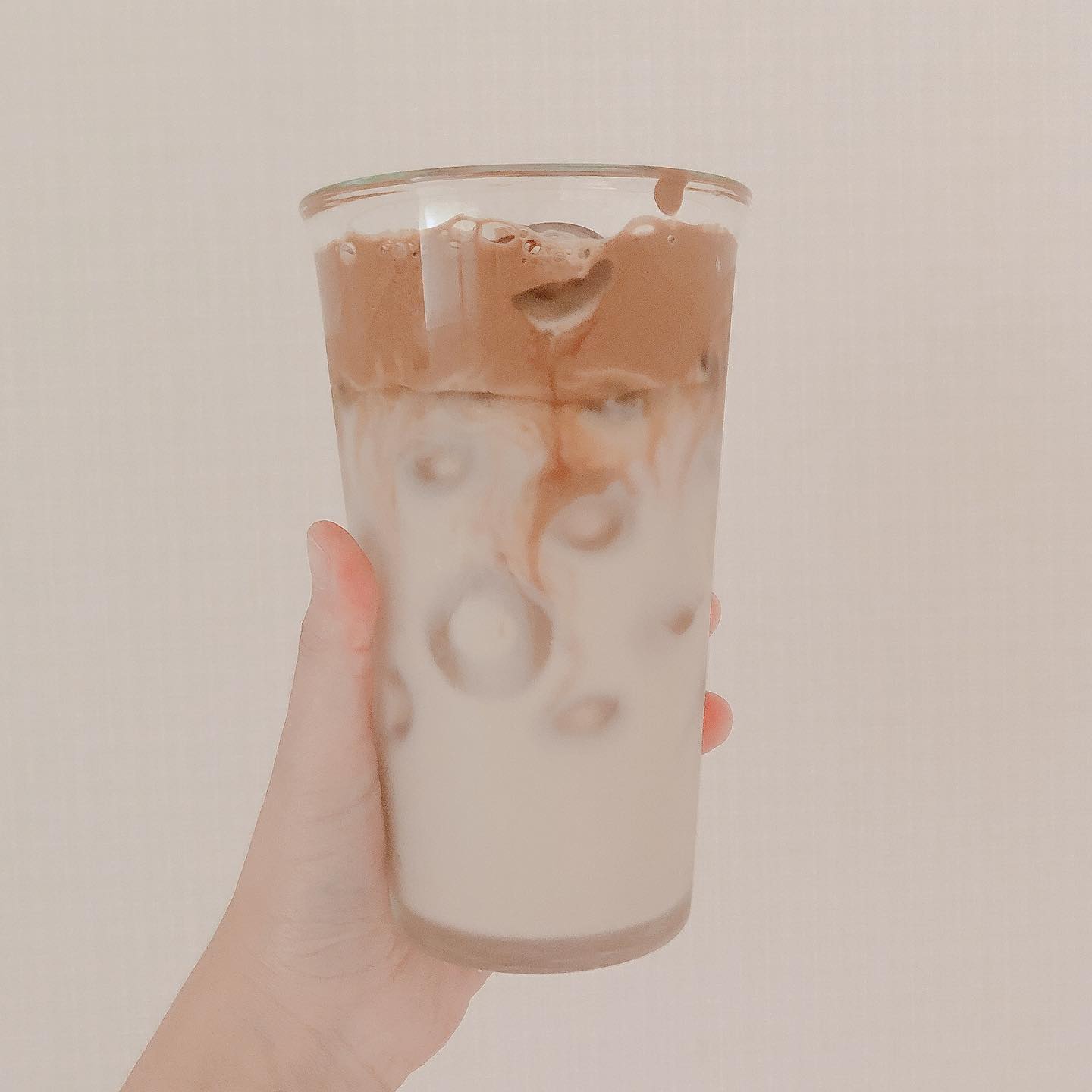 녀러분...
저 오늘 당황스러웠자나요...
_
점심시간에 점심 먹으려고 
회사 동료분들이랑 같이 엘리베이터를 
기다리고 있었단 말이에요?
근데 식당 쪽에서 아주머니 세 분이
나오셔서 엘리베이터를 같이 타게 됐는데
한 분이 먼저 제 궁댕이를..........
궁디팡팡 해주시면서 왜이렇게
날씬하고 예뿌냐고.....
엘리베이터 기다리던 뒷모습 보니까
너무 예뻤다고 하시면서 말씀하셔서
눼..? 저요..? 하고 얼빠진 대답을 했디요
(갑자기 궁디팡팡 당해서 당황 그 잡채..)
그랬더니 그래! 내가 딸이 없어서
딸들만 보면 그르캐 예뻐!
하시길래 하..하.. 감사합니다?😅
하고 얼릉 후다닥 내려써요...
_
겉모습만 보기엔 울엄마 같기도 하고
나쁜 말을 하신 것도 아니고 해서
그냥 넘기긴 했는데 이 나이에...
궁디팡팡이라니여🤣...
넘모 당황스러웠네유ㅠㅠㅋㅋㅋㅋ
그래두 남의 몸을 함부로 터치하는 건
역시 좀 구렇긴 해요...😭
_
혹시 저처럼 기분 안 나쁜 거 같은데
또 묘하게 기분이 나쁜 거 같은...?
애매한 경험 있으세요❓