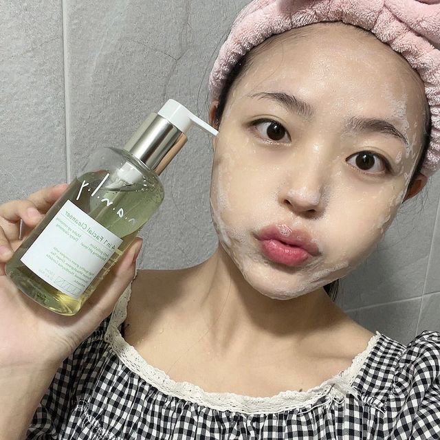 세영 on Instagram: "#협찬 🏷️ 난리(nanly) 4 in 1 페이셜 클렌저 ✔️ 미세먼지 99.9% 세정 난리 싹싹 클렌저 ✔️ 푸드마일이 낮은 국내산 슈퍼푸드를 주원료로 사용 (밀싹 추출물) ✔️ 코코넛