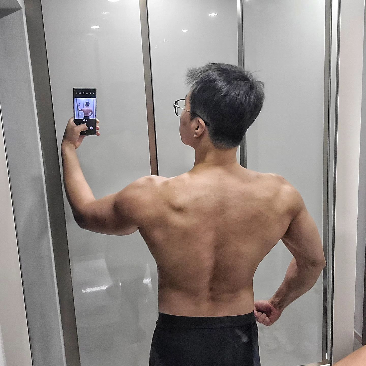 올해 운동 인스타를 본격적으로 시작하면서부터 많은사람들과 소통 하기시작했다. 대부분은 얼굴도 서로 마주친적도 없는 사람들이지만 운동이라는 타이틀 하나로 서로를 이어주었다. 덕분에 지치고 힘들때도 운동을 할수있었고(정확히는 오운완 사진보면 나만 뒤쳐지는것같아 해야만 했다), 또한 서로 답글과 디엠을 주고 받으며 위로받을 수 있었던 한해였다.

그전에도 말했지만 난 이런 인스타의 순기능을 높게본다. 덕분에? 현실에선 택도없는 협찬도 받게되고 좋은 경험을 많이한 해해였다

현실과 가상, 그 중간의 인스타라는 매체에서 앞으로도 더 많은 경험과 사람들의 삶을 더 지켜보고 싶다

모두 새해복 많이받으시구 내년에도 화이팅입니다!

#오운완#운동#새해#헬스