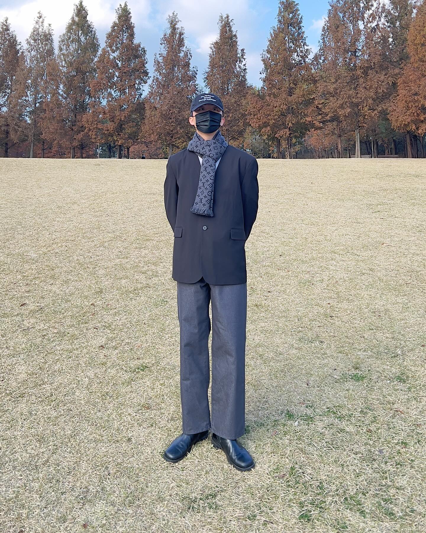 #협찬 #비바마젠타 viva_vvm 
181cm / 64kg
논페이드 생지 데님 그레이 
49,000원

캐쥬얼하면서 다리도 길어 보이고 편안하게 입을 수 있는 와이드한 이염 없는 데님 찾고 계신 분께 추천드립니다 🙏

Look 
Outer: suarestudio 
Top: melangemaster.official 
Bottom: viva_vvm (협찬)
Shoes: romanticmove_official 
Etc
Cap: rainbowbowl.official (협찬)
Muffler: louisvuitton