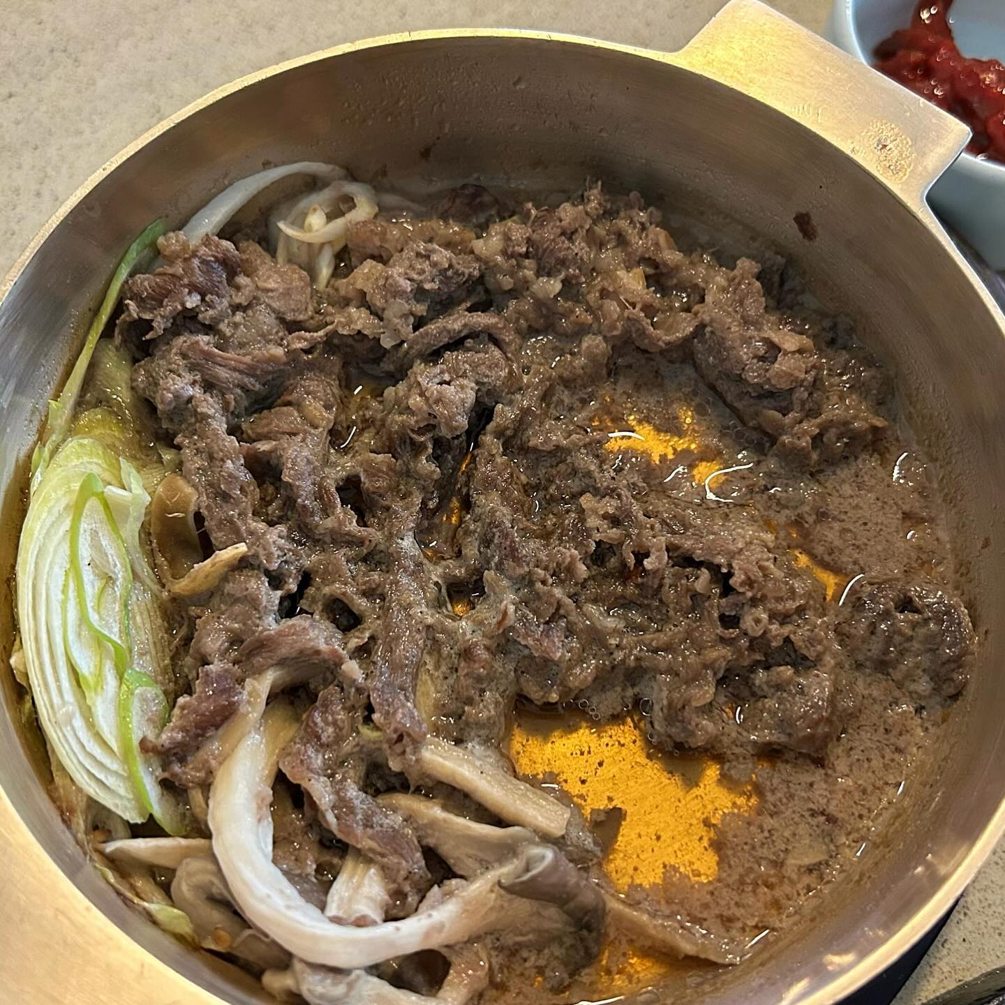#맛집 #한일관 
따끈하고 부드러운 불고기💕에 푸짐한 반찬🌱
압구정역 맛집을 소개합니다

한일관
위치📍
서울 강남구 압구정로 38길 14
영업시간⏰
11:30~21:30
네이버 지도🗺
https://m.place.naver.com/restaurant/11680226/home

메뉴📝
한일관 불고기 상차림 37000원

계절죽⭐️⭐️⭐️⭐️⭐️
상큼한 양배추 샐러드🥗와 달콤하고 부드러운 단호박죽🎃 상큼한 사과 샐러드까지~! 에피타이저로 딱 좋은 조합이었어요~!ㅎㅎ

탕평채⭐️⭐️⭐️⭐️⭐️
원래도 제 최애 요리인데요~
여기 탕평채는 묵이 얇고 탱글탱글한게 특징입니다
짭짤한 김과 아삭한 오이 계란 조합이 묵 본래의 맛을 해치지 않게 잘 어울어졌습니다~!

녹두빈대떡⭐️⭐️⭐️⭐️⭐️
저는 못 먹었지만🥹..제가 기억하는 빈대떡은 (여기 단골❤️) 비 오는 날 먹어야만 될 것 같은 파삭 담백한 녹두전이었어요ㅎㅎ😘! 빈대떡이 겉바속촉 제대루였답니다~!

황태구이⭐️⭐️⭐️⭐️⭐️
살짝 달짝지근하고 매콤한 소스에 부드러우면서 탱글한 황태구이가 실하게 맛있었어요~!

등심불고기 120g ⭐️⭐️⭐️⭐️⭐️
고기가 엄청 부드럽고~ 또 토실토실해서 실했어요🤤~! 따끈한 온기를 유지할 수 있는 그릇에 주셔서 또 오래 따뜻하게 먹을 수 있어서 좋았어요. 저희는 식사하고 같이 먹었는데 밥 한 숟갈에 얹어먹으면 너무 맛있더라고요~!

식사 ⭐️⭐️⭐️⭐️⭐️
여러 가지 먹어봤지만 우거지탕이 저는 우거지도 많고~ 국물도 얼큰하게 속 풀리는 맛이라 좋았어요😆
국물 머금은 부드러운 우거지 맛이 제대루더라고요~!ㅎㅎ☺️☺️☺️

후식⭐️⭐️⭐️⭐️⭐️
미니 약과에 수정과로 당충전 제대루 했어요~!ㅎㅎ
#압구정맛집 #압구정역맛집 #압구정 #압구정한식 #한정식맛집 #압구정맛집추천 #좋아요