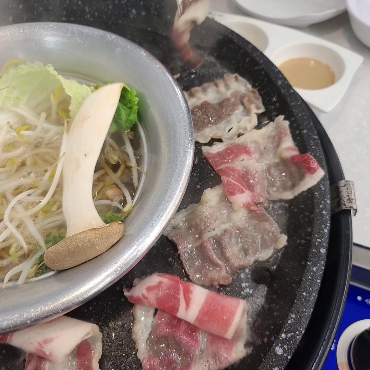 다이어터에게 너무 좋은 식당 발견!!! 
샤브샤브 월남쌈 맛집, 눈치보지 않고 무한리필로 먹을 수 있는곳 💚 #샤브쌈주머니계양구청점 🩵

월남쌈 샐러드바+소고기샤브샤브+우삼겹구이+ 삼겹살구이+샤브야채+쌀국수+볶음밥 구성
인당 31,000원에 모두 무한리필 가능한곳 🫢