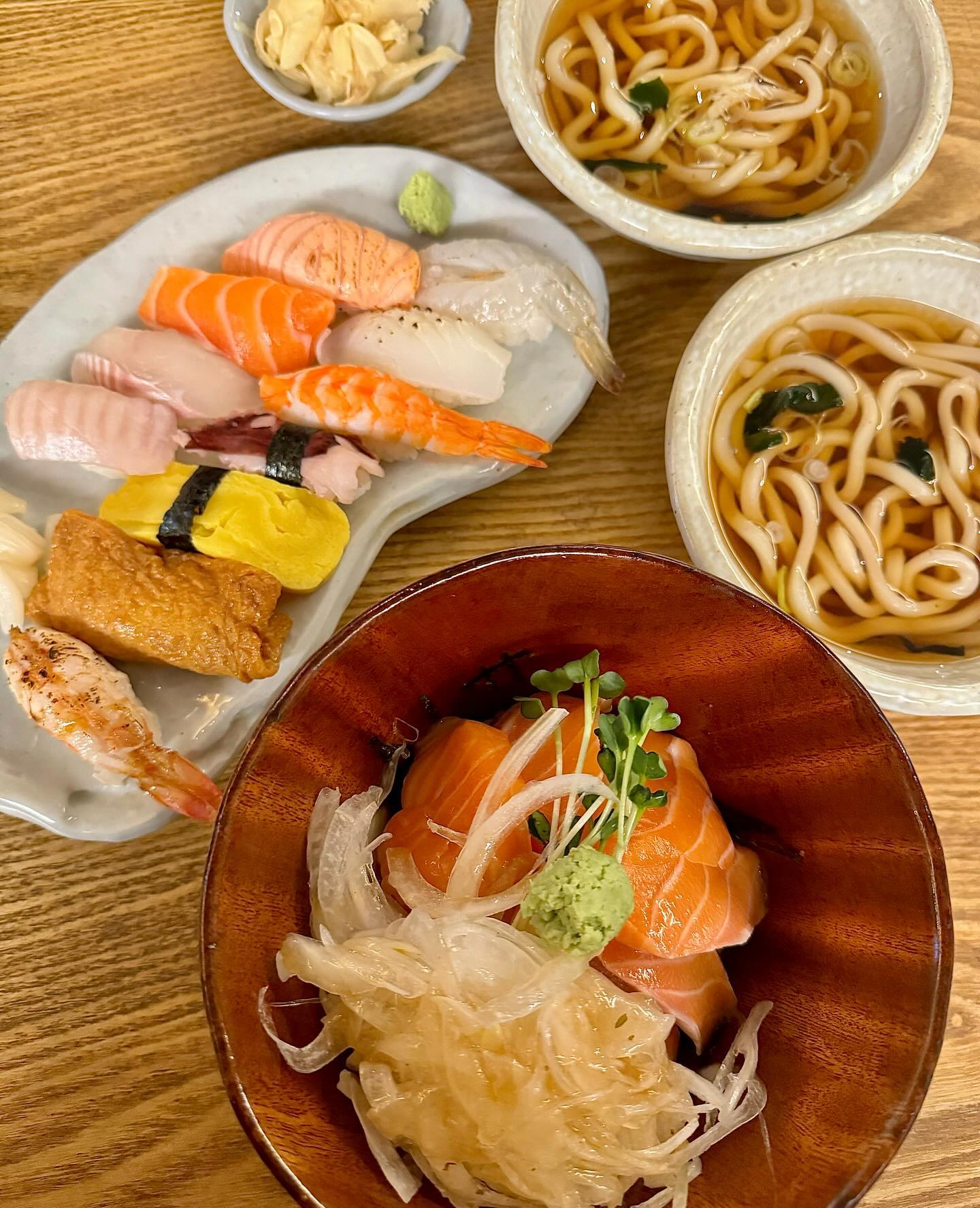 연어 한 마리 잡아먹고 싶다.🐟
반월당역 인근 위치한 초밥 맛집 <도마 29>

웨이팅이 잦지만 빠른 회전율과 
대기 중 주문으로 그리 오래 걸리지 않아요

초밥 안 와사비 없이 따로 있어 
고추냉이를 못 드시는 분들도 부담 없습니다.

📌 주문 메뉴 📌
- 모둠초밥 12p 
₩12,000 

- 사케동
₩13,000

📍Check List📍
- 일행분이 다 오셔야지 입장 가능
- ”대기 중 주문“으로 오랜 기다림 x 
- 초밥안 와사비 x 

⏰ 영업 시간 
매일: 11시-21시
브레이크타임: 15시30분-17시
라스트오더: 15시 (변동가능)

🗺 위치
- 대구 중구 봉산동 35-62

☎ 전화
- 053.216.1129

#도마29 #도마29🍣 #동성로맛집 #동성로데이트 
#동성로핫플 #동성로밥집 #동성로
•
•
•