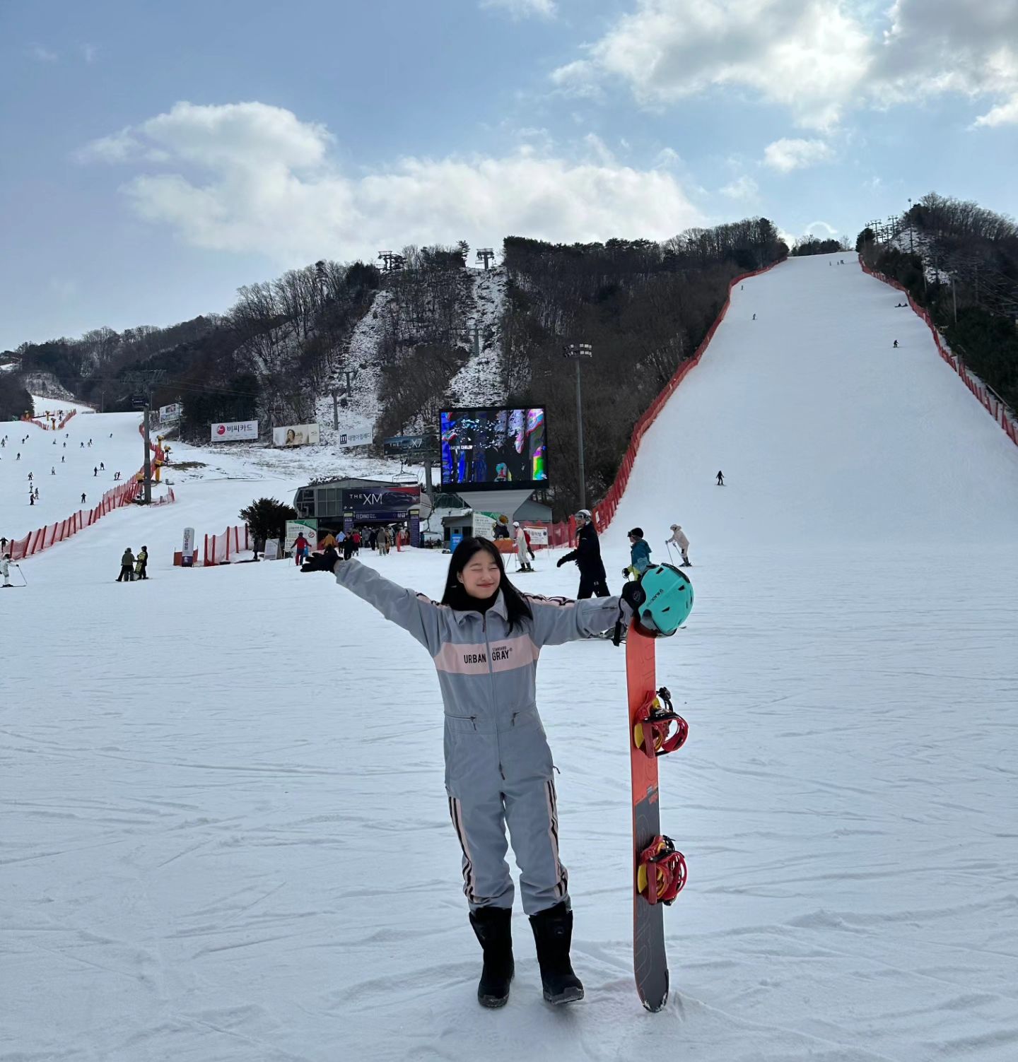 ❄️☃️🏔
나 김지녕 낙엽 마스터하고
중급까지 뽀샤버렸다 💓✨️

처음 배울때 찬혁이한테 혼내지말라고 약속 했는데 ㅋㅋㅋㅋ
이번년 겨울엔 보드복이랑 정기권 사자고하네,,, 💦

#비발디 #비발디파크 #비발디파크스키장 #스키장 #보드 #보드복 #스키복 #데이트 #겨울데이트 #비발디스키장