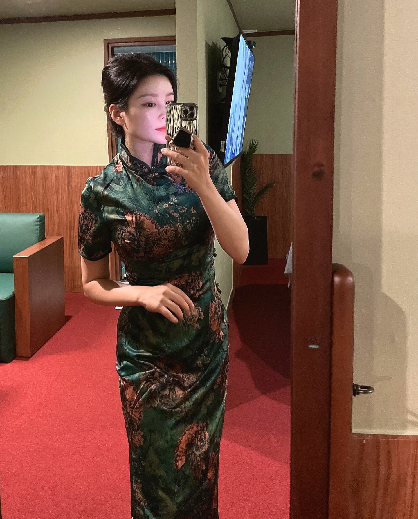 #광고 #협찬 #스테이패스포트 stay.passport 

홍콩여행 4만원대로 갈 수 있는 
경남 고성 스테이 #스테이패스포트 홍콩 🇭🇰✈️

홍콩 영화 속 레트로컨셉의 호텔 
가성비 넘치는 스테이에서 #netflix netflixkr 는 못참지 ! 

티스팟에 #화양연화 #장만옥 이 사용하던 찻 잔 그대로 ! 
#마작 게임도 할 수 있고 #치파오 대여도 가능해서 
홍콩 안가고 인생샷 얻기 완즈니 가능 😎

홍콩 레트로 느낌 포토존 범벅 숙소 🇭🇰
경남 고성 숙소 찾는다면 스테이패스포트홍콩 에서 
4만원대로 영화 속 홍콩을 그대로 즐겨보세요 ! 

#경남고성숙소 #고성숙소 #공룡엑스포 
#경남고성여행 #경남가볼만한곳