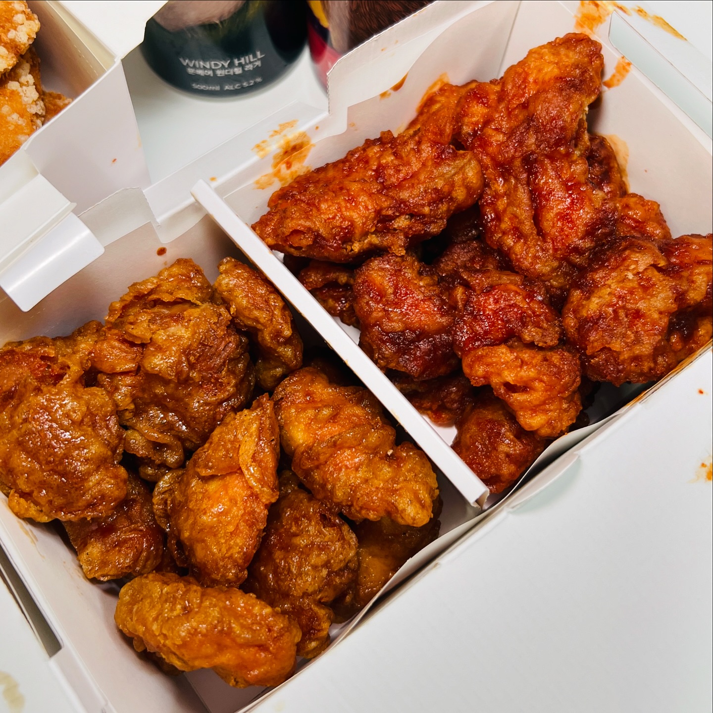 주기적으로 먹어야 하는 교촌허니🍗

kyochon_official 

교촌레허반반 순살은 레드콤보와
허니콤보가 반반 들어간 메뉴~

맛은 다들 아시는 그 맛이구요. ㅎㅎ

부위는 허니콤보순살-> 약간 퍽퍽살
레드콤보순살-> 퍽퍽살과 야들살이 섞임!

그럼에도 맛있음✨

ㅡㅡㅡㅡㅡㅡㅡㅡㅡㅡㅡㅡㅡㅡㅡ
📍교촌치킨 레허반반 23,000원

#교촌치킨 #교촌치킨레허반반 #야식 #치킨