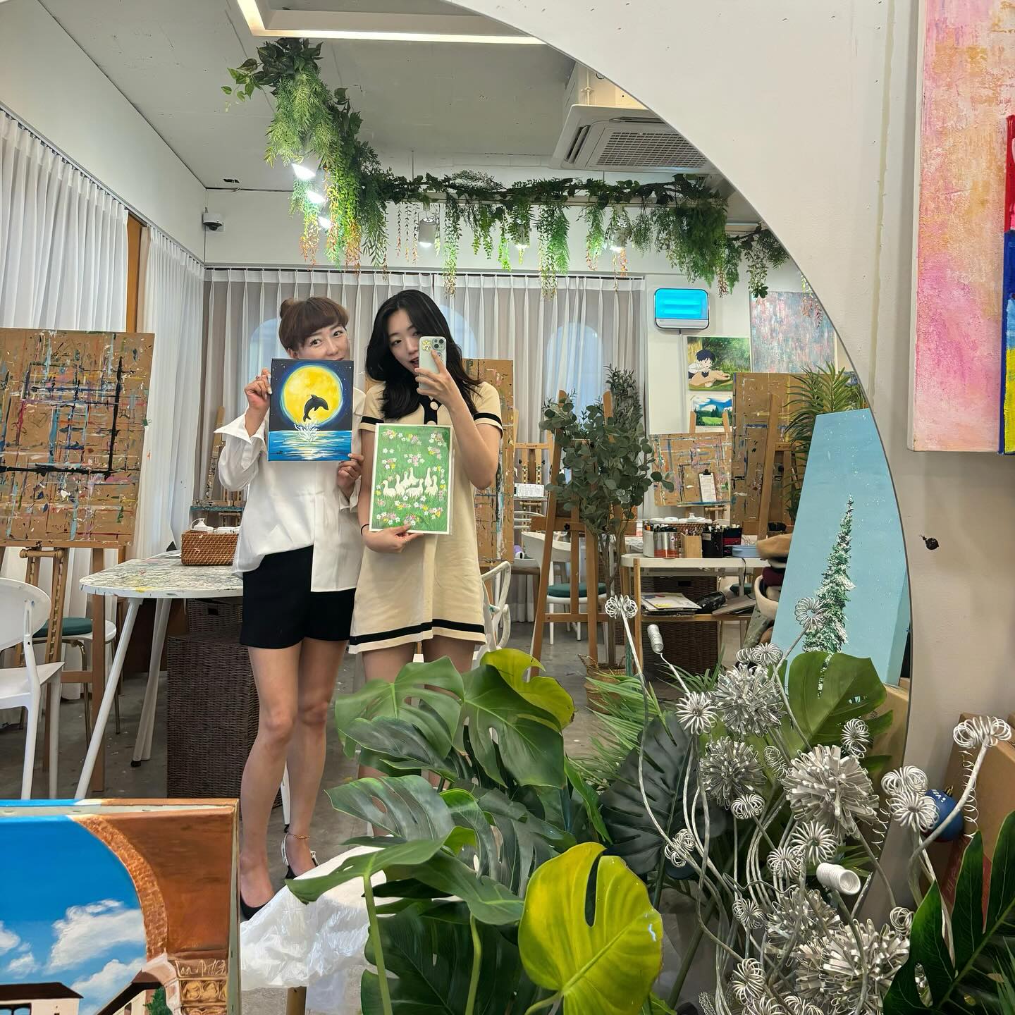 안녕하세요💚
최근 일복도 터지고, 하고싶은게 많다보니
머릿속이 정리가 안되고, 취미생활에
소흘해졌던 것 같아요🥹

그렇게 머리도 비울겸
정말 오랜만에 그림을 그려야겠다!
하고 방문한 ‘정원 속 화실 담다’

취미로 미술학원 다니기에는
수강료 및 재료비 너무 부담되잖아요ㅠ
재료까지 제공되는 망원 공방으로 오시와요

장마철이기도 하고, 더워서 실내데이트
찾아보시는 분들에게도 추천드립니다!🎨

좋은 기회로 엄마랑 데이트하고,
행복한 하루 보냈답니다☺️
종종 데이트하자꾸!

#협찬 #리얼리뷰 #망원공방 #홍대드로잉카페 #합정드로잉카페