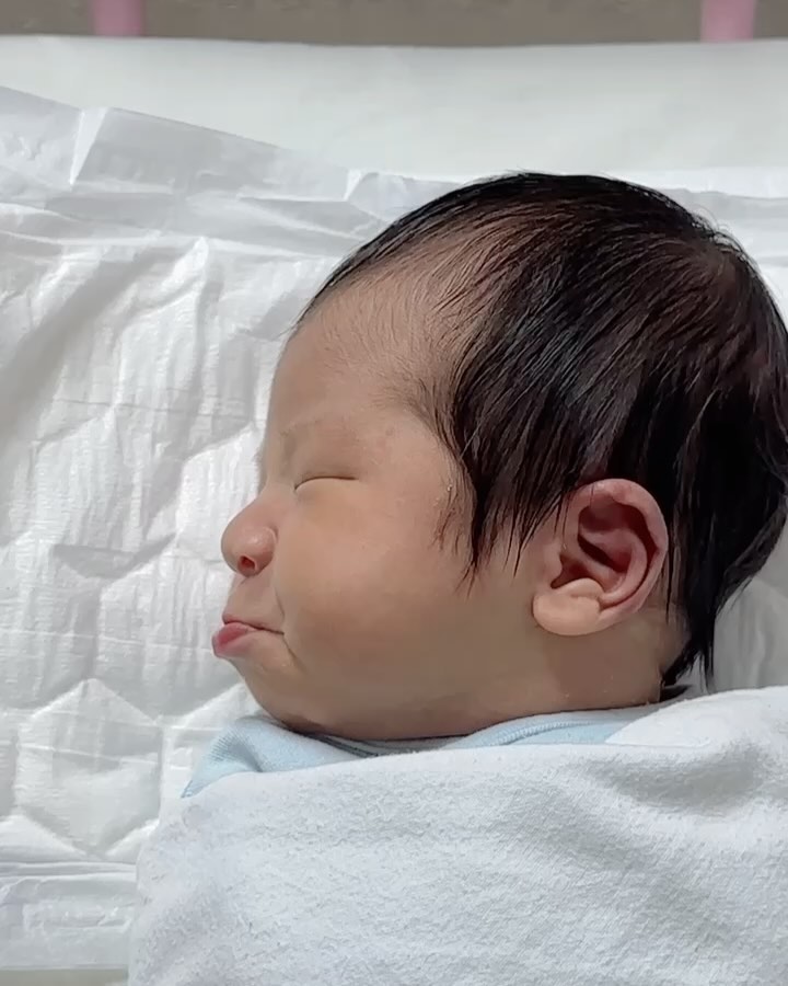 2024.08.21 생후 5일차 이도유니 👶🏻 
병원퇴원과 첫외출,조리원 입성 ❤️
4일차에서 5일차 넘어가는 새벽에 탯줄이 떨어져버렸으예 ,, 
보통 10일에서 14일 걸린다했는데 벌써 떨어져서 병원에서도 놀라고 조리원에서도 놀랬으예 ,,조리원 입성하자마자 목청도 우렁차고 목 힘도 너무 좋고 키로수에비해 힘 좋아서 선생님들이 엄청 이뻐해주셨댜 🫶🏻 
지금은 먹성도 너무 좋고 빨기욕구 너무 심해져서  살이 무럭무럭 찌는중 ,,^^! 살 그만 파묻혀줘라 아들