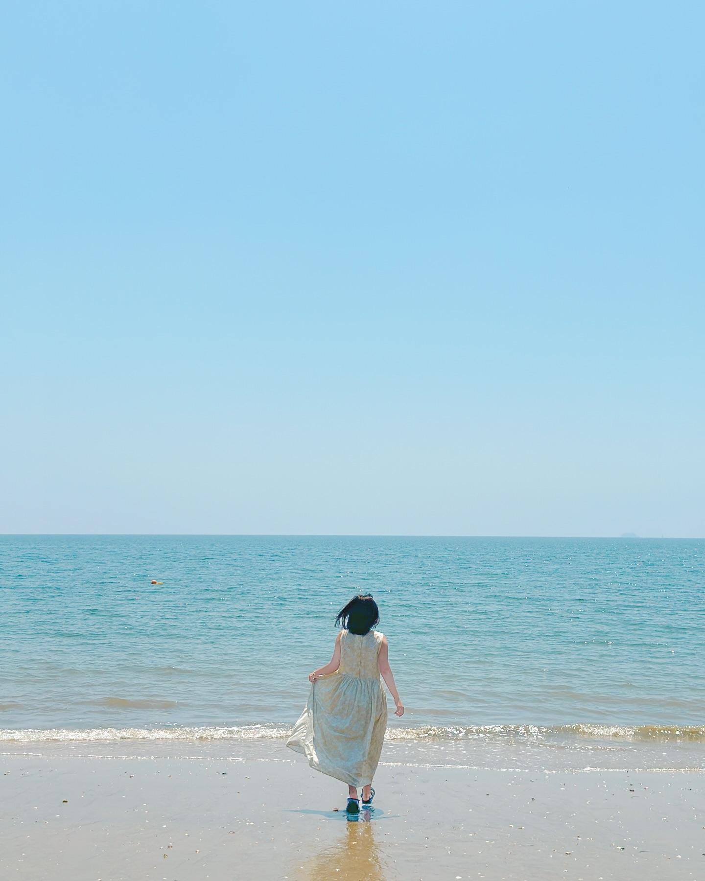해저터널을 달려 도착할수 있는 섬, 보령 원산도🏝️💚

보령쪽만 해도 휴가철을 맞아 사람도 차도 엄청 많았는데 해저터널 하나 건너니 이렇게 한적하고 조용하게 휴가를 보낼 수 있는 섬이 있었답니다.
여기는 보령에서 해저터널을 통해 차량으로도 들어올 수 있는 섬 원산도인데, 작년에 왔을때 너무 좋았던 기억에 올해 여름 또다시 찾아봤어요🩵

1️⃣2️⃣3️⃣ 원산도 해수욕장
수심이 많이 깊지 않고 수온도 적당해 물놀이하기에도 좋고, 해루질하기에도 좋은 해수욕장입니다!
보령쪽 해수욕장보다 사람도 적어 더 신나게 놀다 왔어요.
✔️주차공간 O, 샤워시설 유료

4️⃣5️⃣6️⃣원산도커피
지금 유럽수국이 너무 예쁘게 피어있는 오션뷰 카페입니다.
자세한 내용은 피드 참고해주세요!

7️⃣8️⃣ 초전부녀회맛집
간재미무침과 잔치국수가 너무 맛있는 원산도 제 최애 맛집입니다.
피드에 정보 올려뒀어요🩵🩵

9️⃣🔟 바이더오
루프탑에서 보는 바다와 그네 포토존이 너무 예쁜 카페입니다.
요기는 작년에 다녀왔어서 피드 밑에 보시면 정보 있어요!

육지에서 해저터널을 통해 편하게 다녀올 수 있는 섬, 원산도!
소소하지만 맛집도 카페도 다 너무 좋은곳들뿐이니 태안이나 보령 오실 일 있으시면 원산도도 꼭 한번 같이 들러보세요🏝️💚

📍원산도
✔️보령에서 해저터널을 이용해 입도 가능한 섬입니다!

#보령맛집 #보령여행 #보령가볼만한곳 #보령카페 #원산도맛집 #초전부녀회맛집 #원산도커피 #바이더오 #원산도카페 #원산도해수욕장 #원산도여행 #충남여행 #청주근교 #오션뷰식당 #오션뷰맛집 #제5회섬의날 #찾아가고싶은섬 #원산도 #행정안전부 #한국섬진흥원