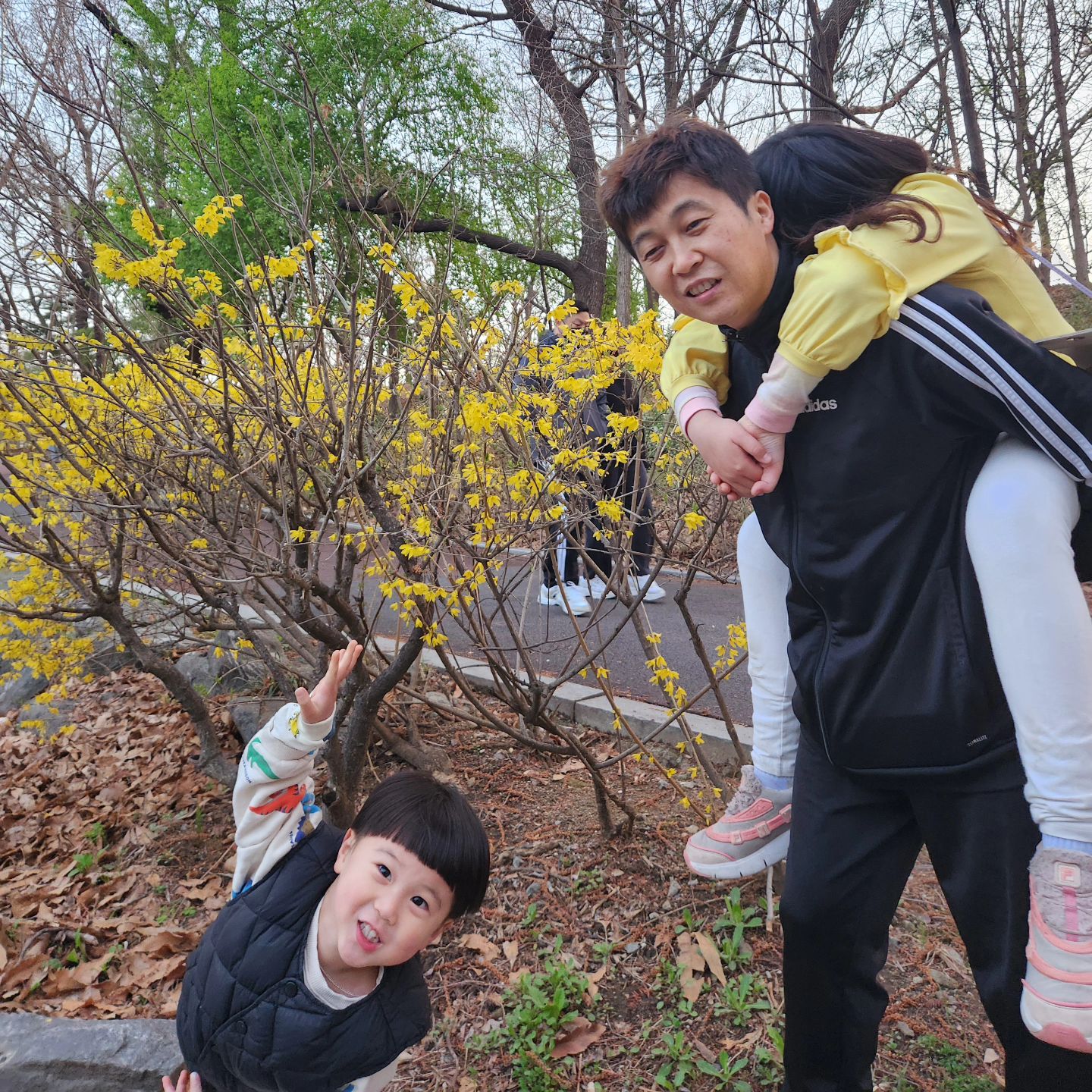 딸램 생일이라고
아빠 허리가 희생함🤣🤣

그 밑에 예준이는 합성아님 ❌️

#고생했다 
#아빠의사랑 
#느꼈니
#육아 #소통 #일상 #데이뚜 
#육아스타그램 #애둘육아 #남매일상