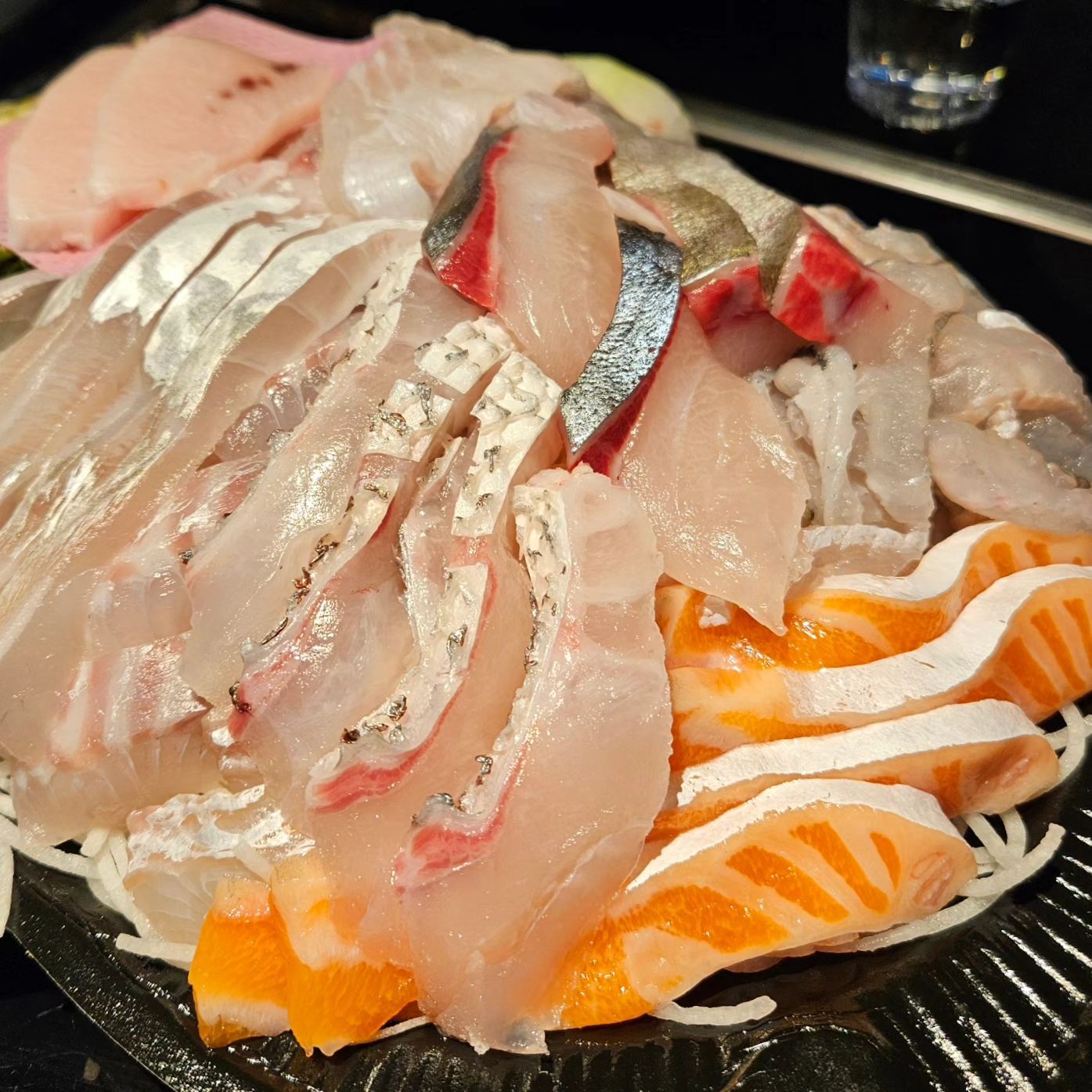 노량진에서 찾은 제철 모둠회 맛집 이레상회✨️

비주얼만 봐도 합격 아닌가요?
제철 생선만 모아두어 영롱 그자체

최고급 대자 어종만 횟감으로 쓰기 때문에
쫄깃하고 회에서 올라오는 감칠맛이 일품이에요🥹

심지어 요청드리면 회 종류를 써주시니 너무 편했어요
모둠회 종류도 다양하니 회맛집 찾을때  배달이나 픽업으로 꼬옥 만나보기💓

📍위치
서울 동작구 노들로 674 노량진 수산물 도매시장 1층 166호

🕑영업시간
평일 9:00 ~ 21:00
주말 8:00 ~ 21:00

🐟메뉴
제철모듬회 60,000원

#노량진수산시장#노량진맛집#노량진수산시장맛집#이레상회
#회맛집#모듬회#먹스타#먹스타맞팔환영#먹팔맞팔#먹팔