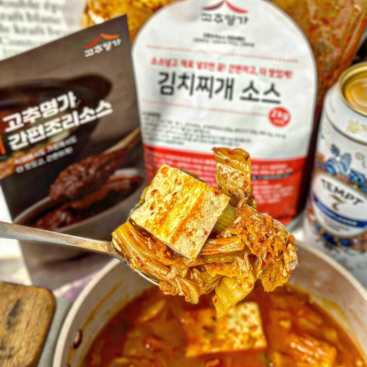 #협찬 #고추명가

김치찌개 맛있는 끓이는법 알려드릴까요
고추명가 김치찌개소스 하나면 끝🔥

양념만들기가 번거로운게 한식인데
요알못도 맛있게 만들어주는 고추명가 
소스만 넣으면 간단한 한식 완성돼요😁

고추명가 김치찌개소스는 스토어 후기 4.8로 
식당은 물론 일반 소비자에게도 인기가 많은 
김치찌개 소스라 진심 맛도리 각👍👍

업소용으로 나온 소스라, 판매가는 저렴하지만 
맛은 김치찌개 맛집 퀄리티라 물+김치 그리고
김치찌개소스면 넣으면 우리집이 김찌맛집❤️

✔️현재 고추명가에서 이벤트 중
▪️고추명가 3만원 이상 구매 시 3,000 쿠폰 지급
▪️스토어 알림받기 설정하면 500원 할인 쿠폰 지급 

 food_recipeboy

#김치찌개소스#김치찌개양념#업소용소스#김치찌개만들기#김치찌개레시피#김치찌개만드는법#김치찌개끓이기#김치찌개황금레시피#김치찌개재료#김치찌개